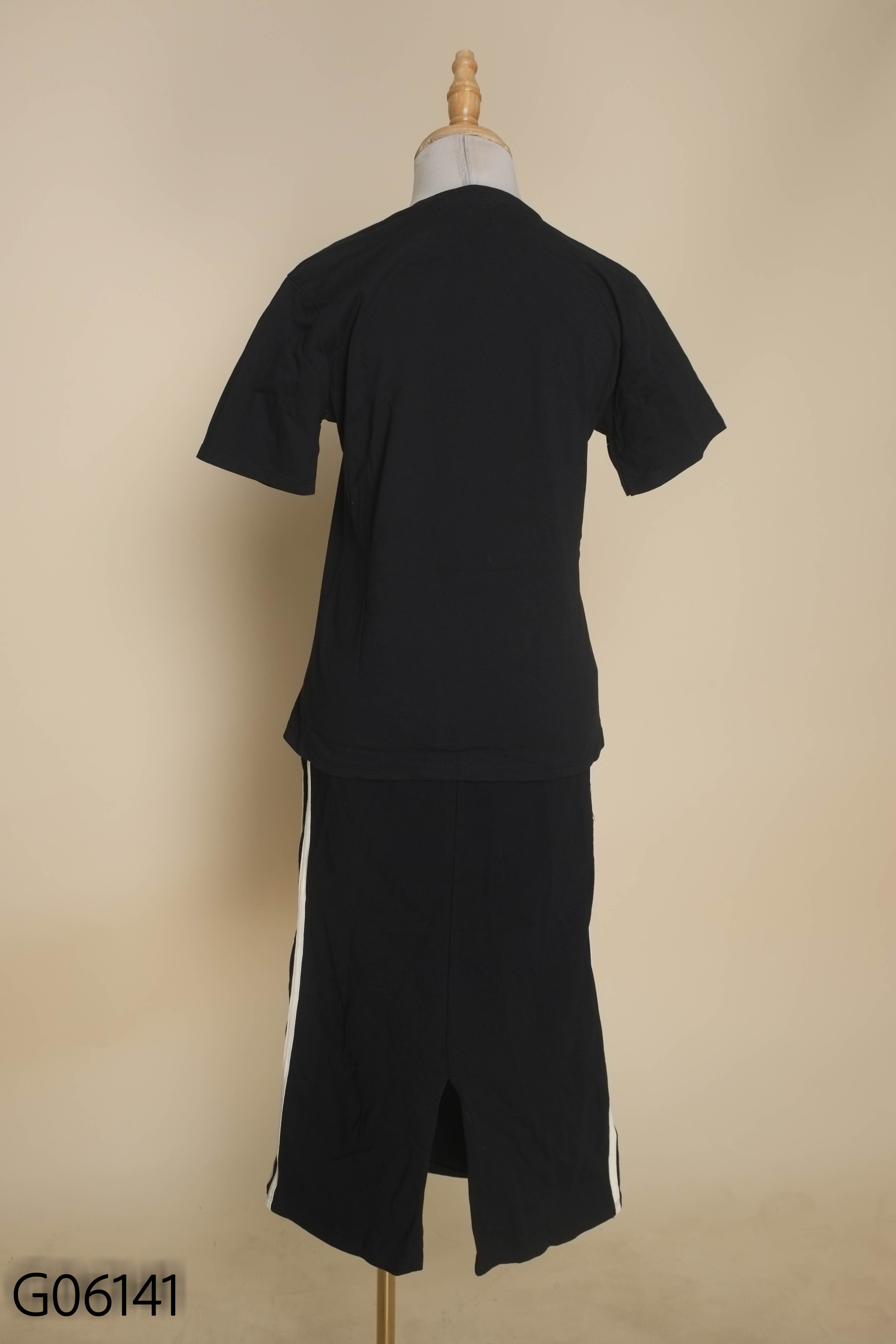 Set Áo thun đen LILY PETUNA + Quần sọc