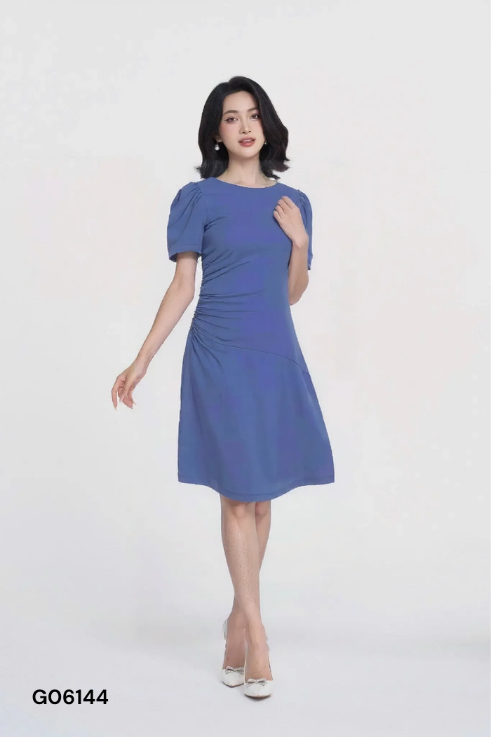 Váy xanh xếp ly eo