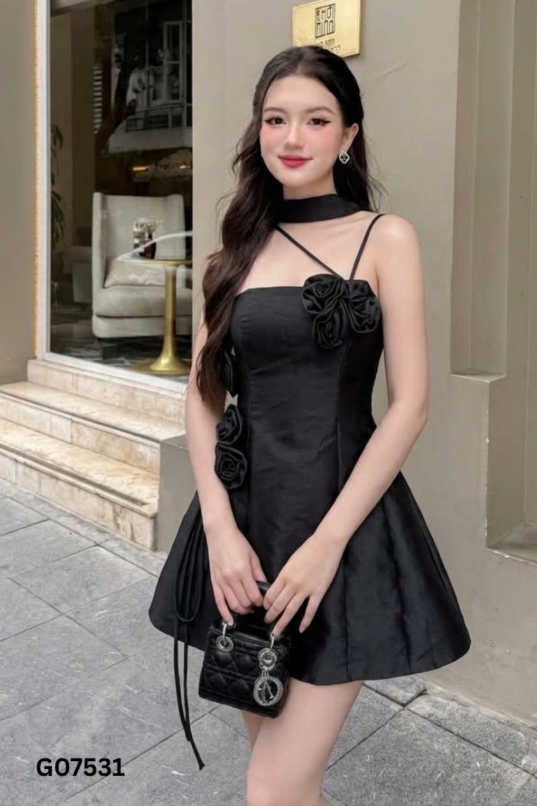 Váy đen HA CHI đính hoa