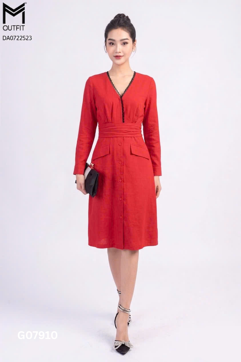 Váy đỏ cổ V viền ren đen