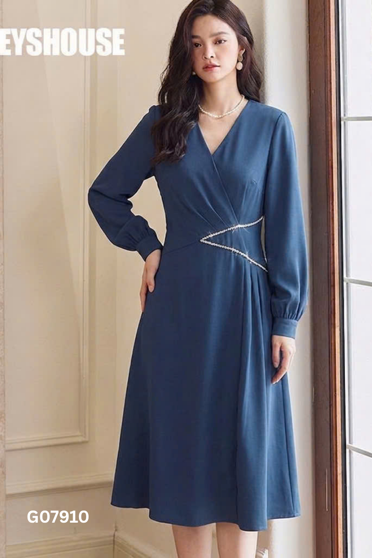Váy xanh cổ V viền đá