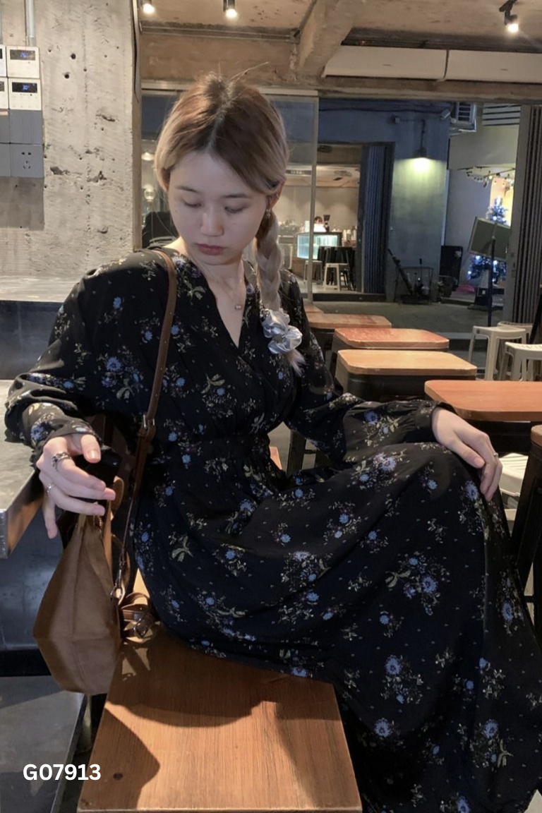 Váy đen nền hoa