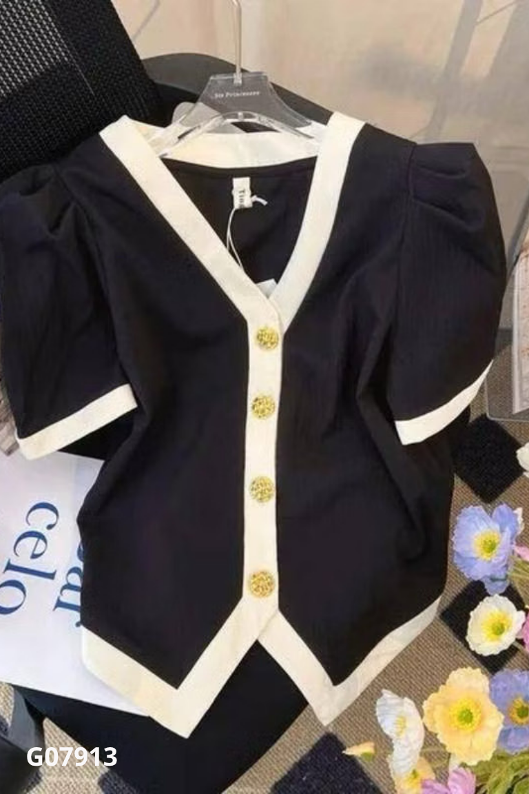 Áo đen viền trắng cúc vàng