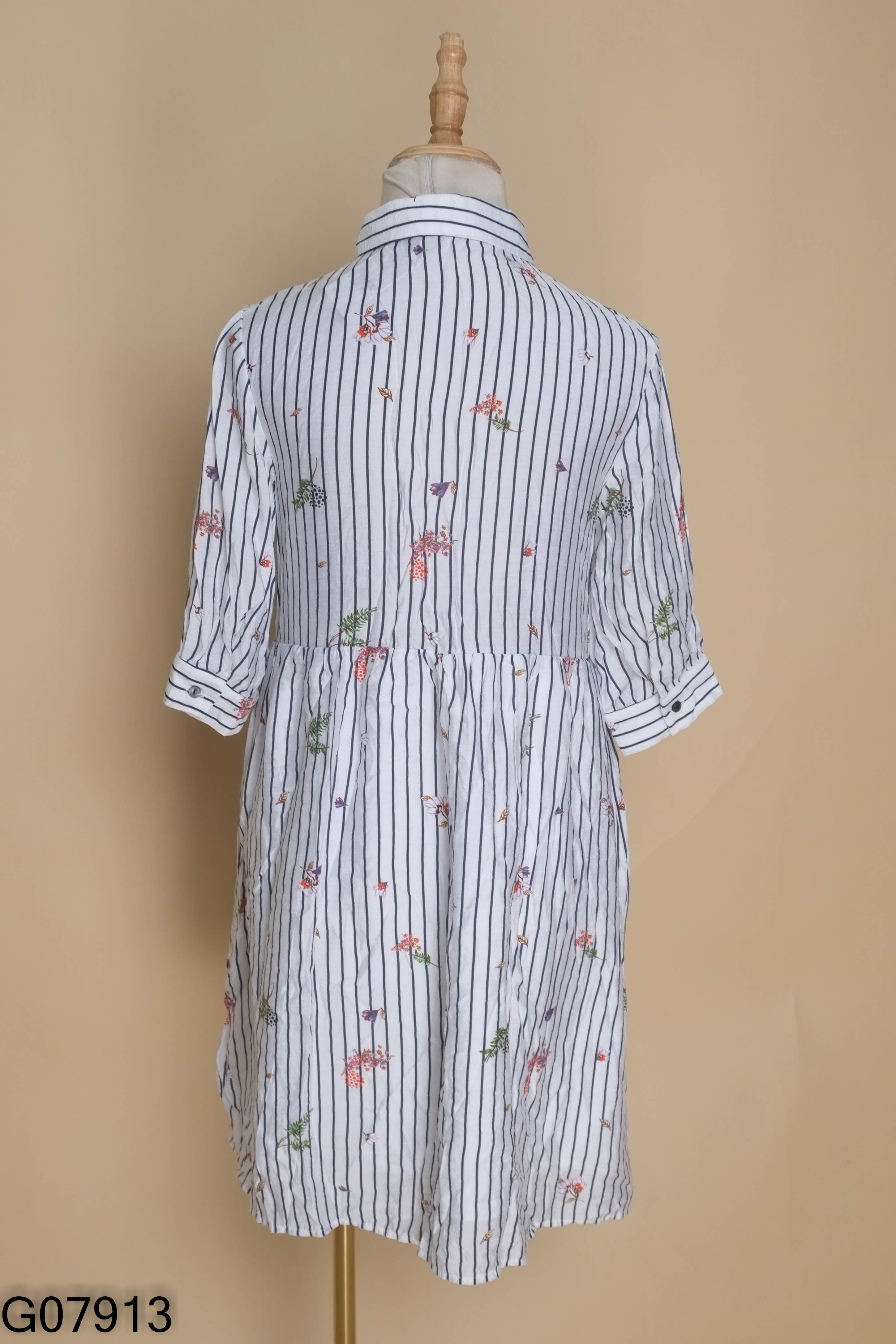 Váy trắng 92 WEAR sọc họa tiết