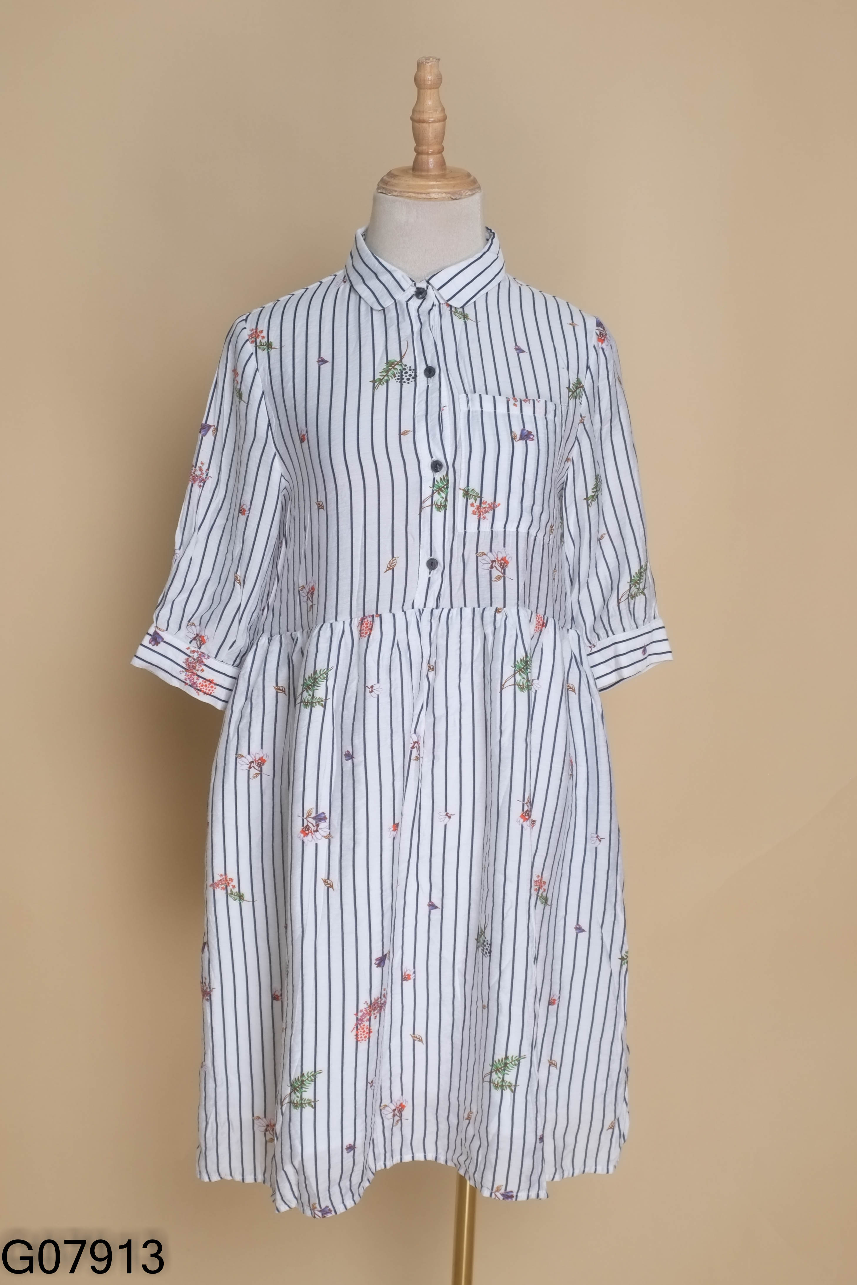 Váy trắng 92 WEAR sọc họa tiết