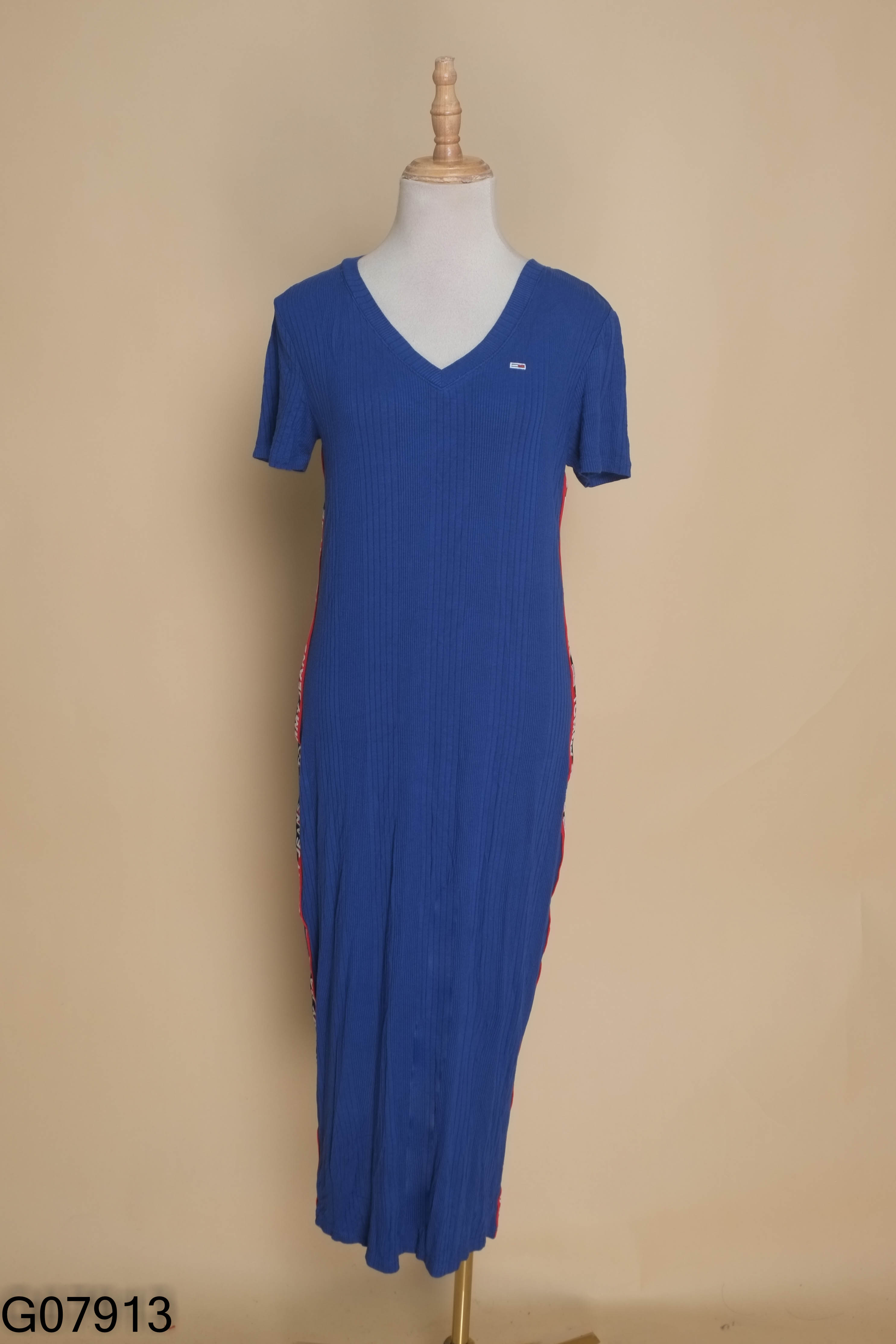 Váy xanh coban sọc chữ