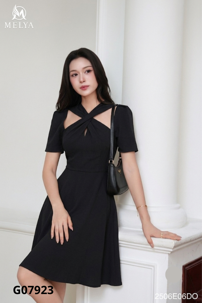 Váy đen xoắn ngực