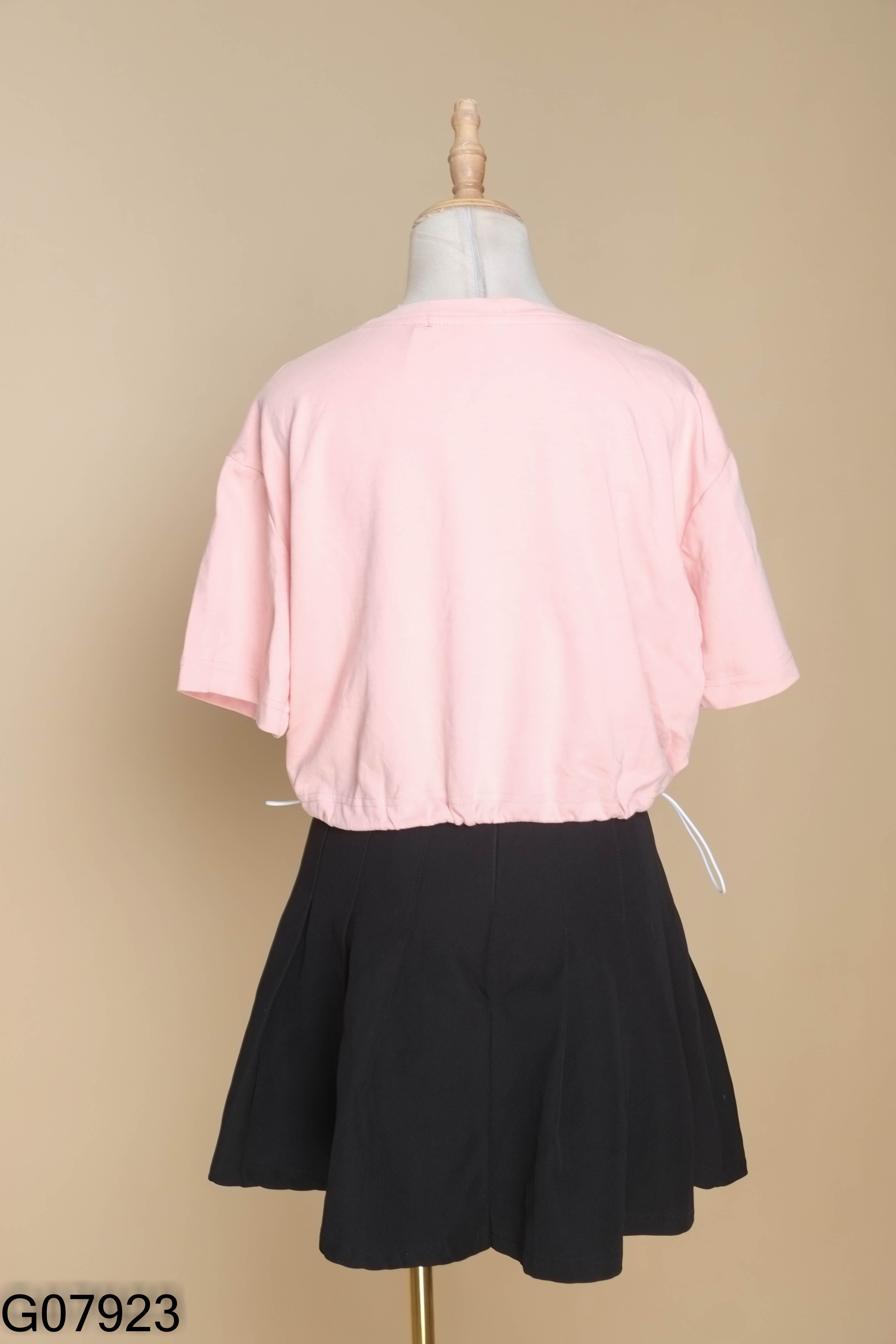 Set áo thun hồng + chân váy đen