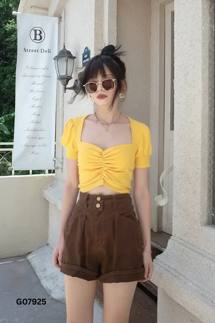 Áo vàng cổ vuông dúm ngực
