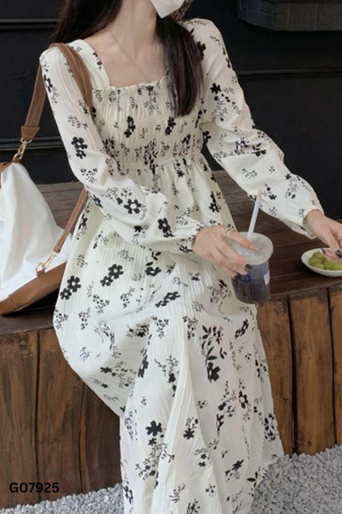 Váy be hoa đen cổ vuông