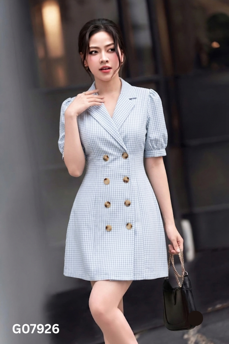 Váy xanh kẻ caro phối cúc