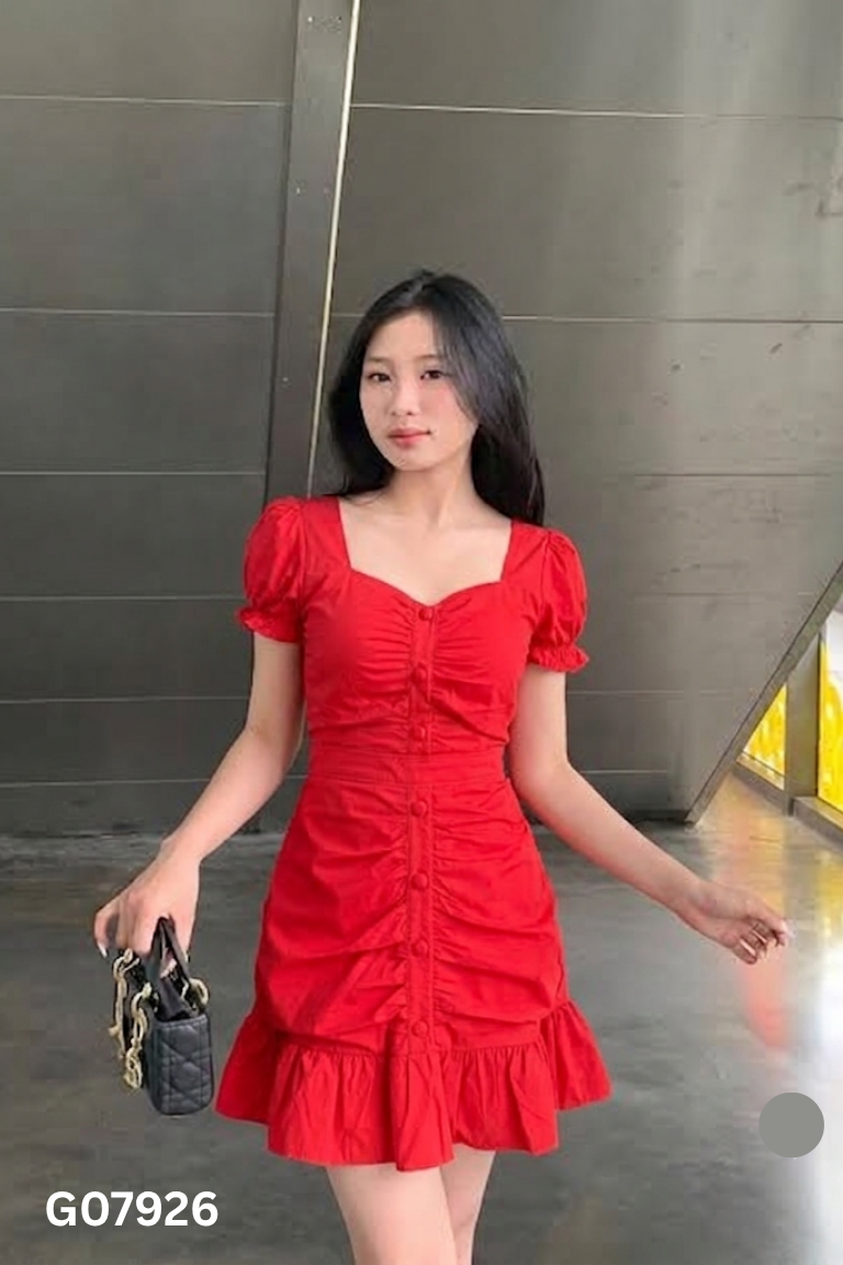 Váy đỏ phối cúc bọc