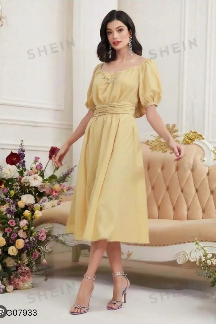 Váy vàng cổ vuông phối ngọc