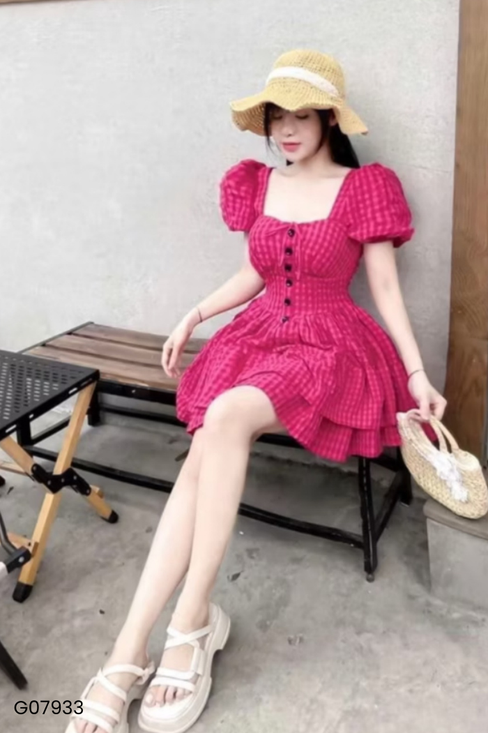 Váy hồng cổ vuông kẻ