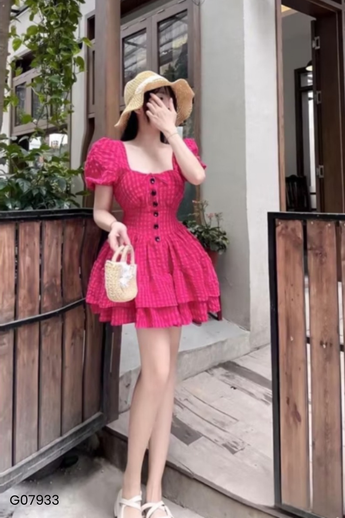 Váy hồng cổ vuông kẻ