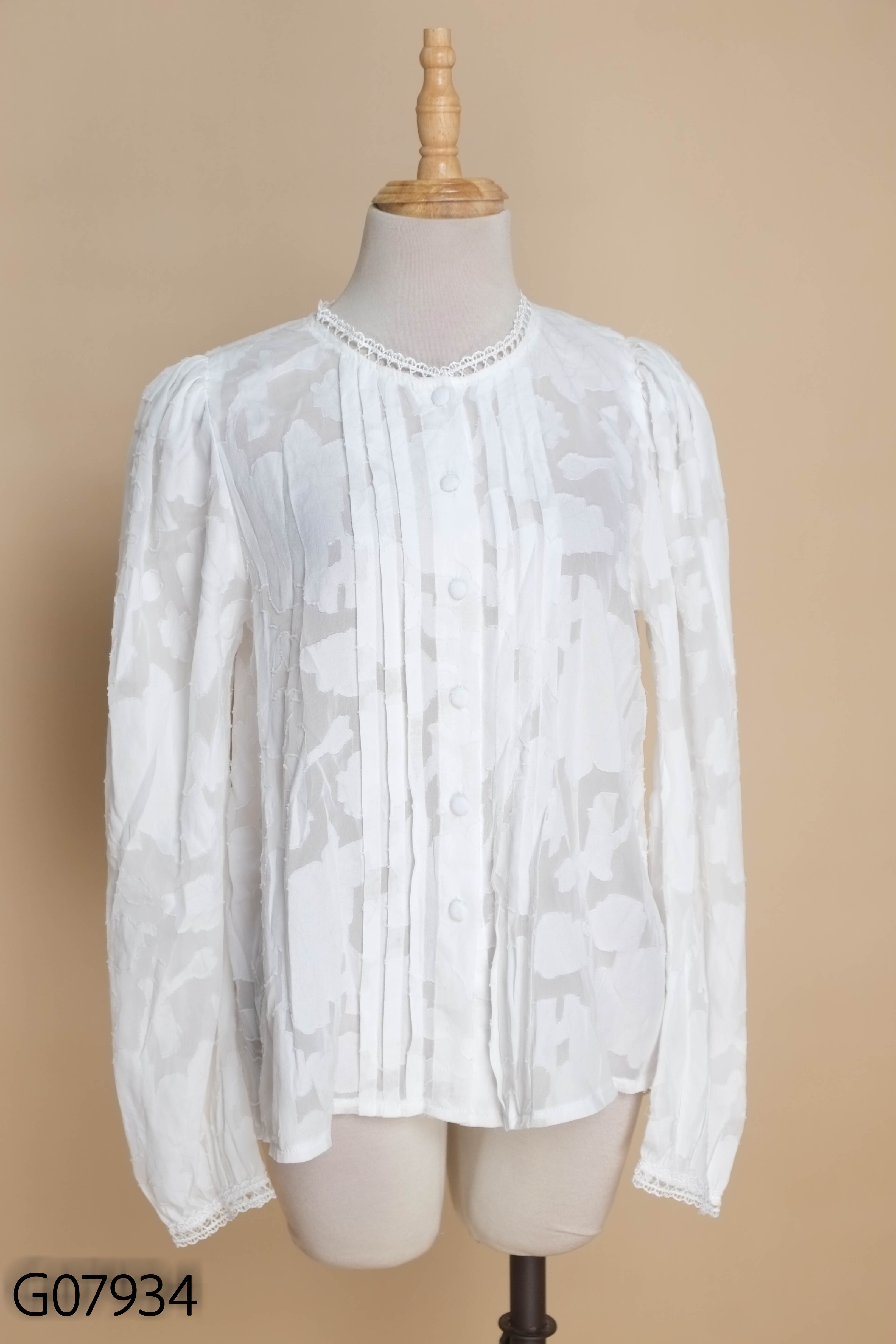 Áo trắng viền ren hoa