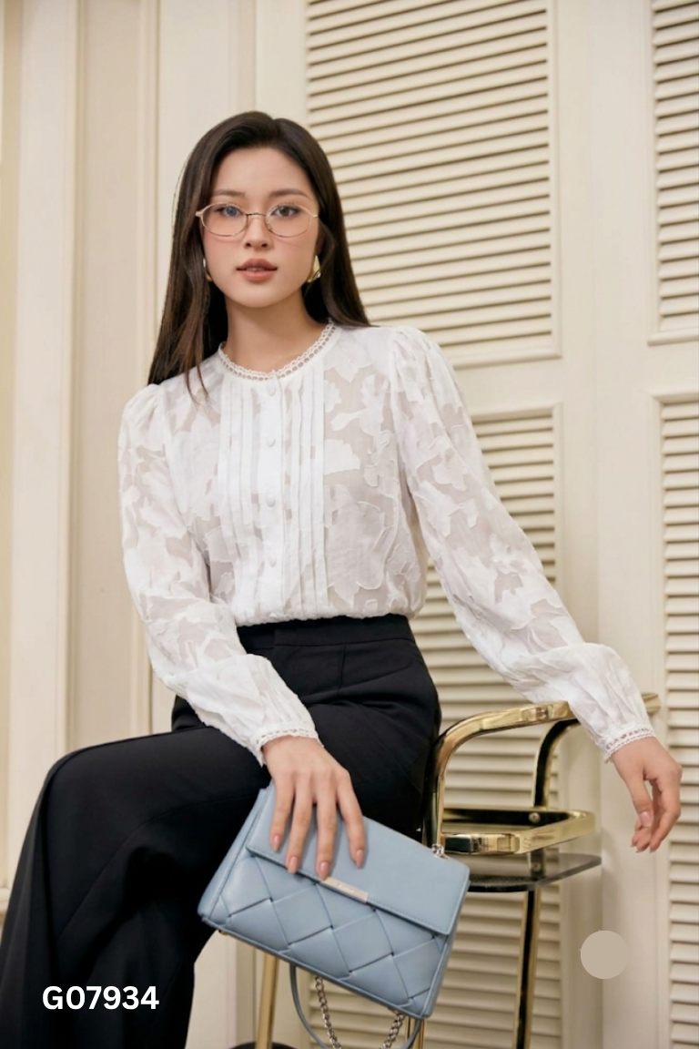 Áo trắng viền ren hoa