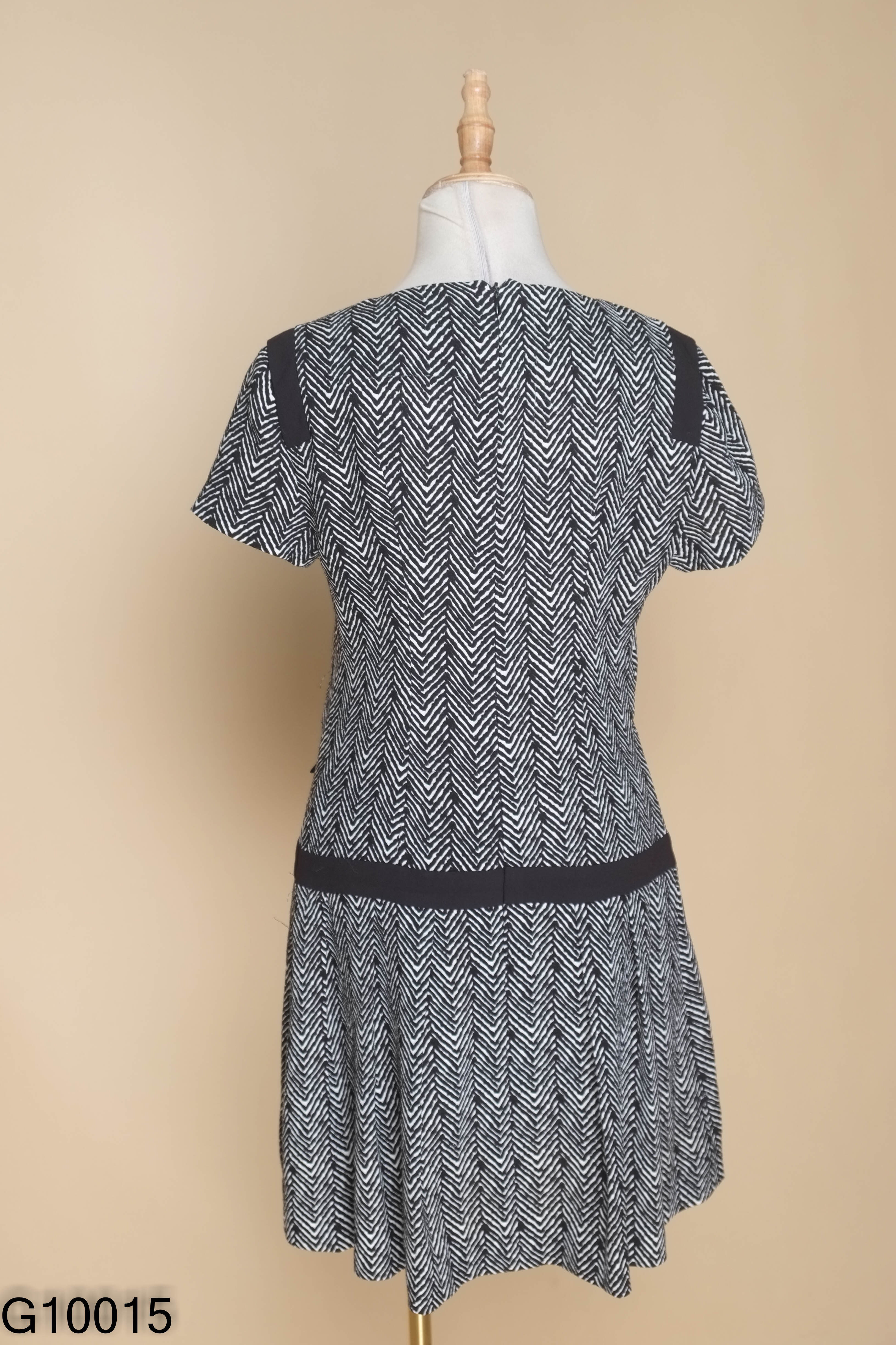 Váy đen IVY MODA họa tiết kẻ trắng