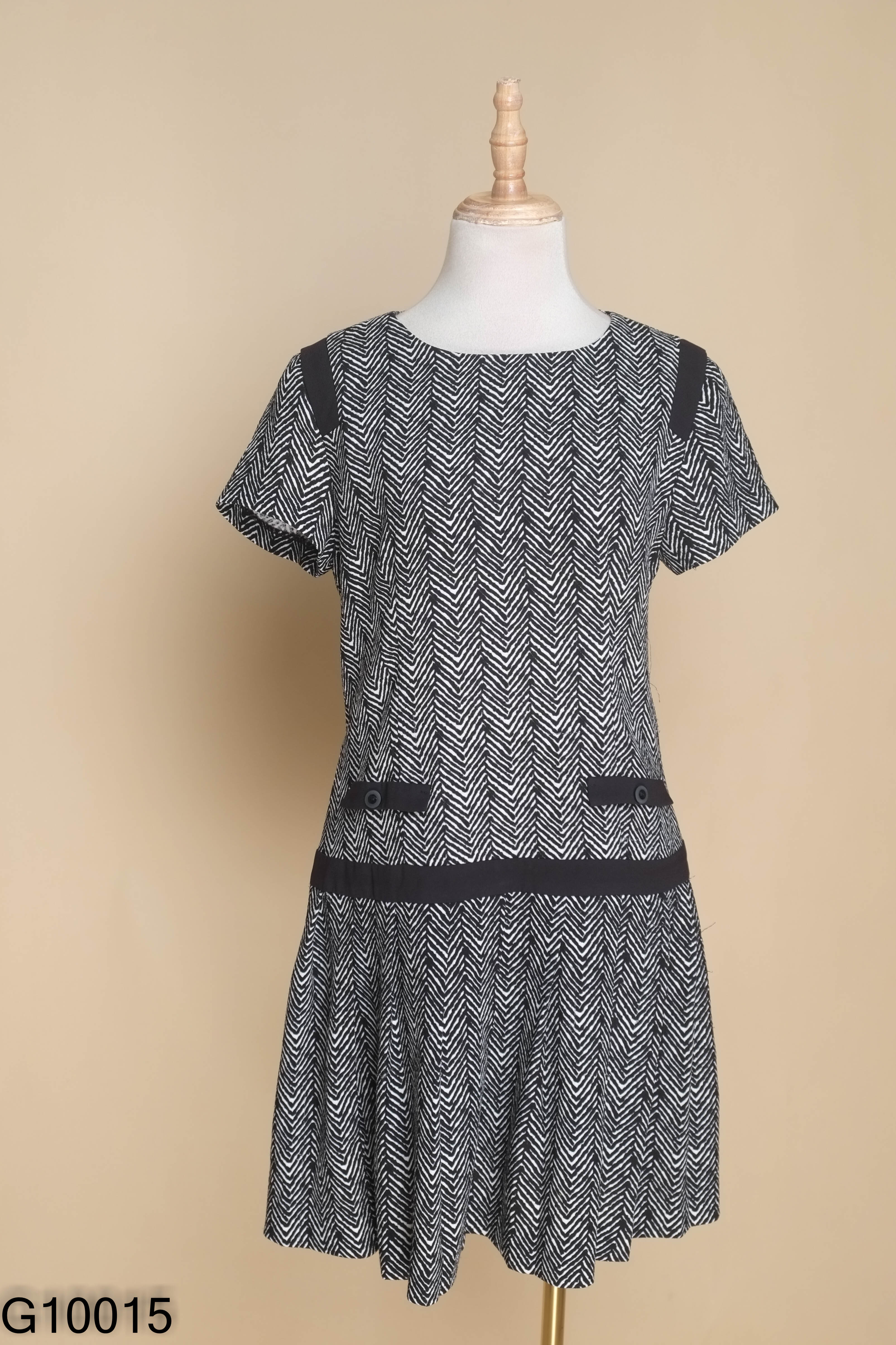 Váy đen IVY MODA họa tiết kẻ trắng