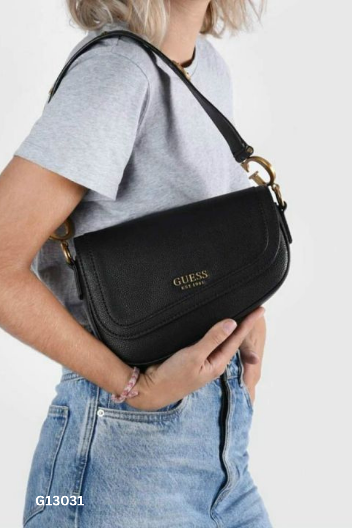 Túi GUESS da đen đính charm vàng