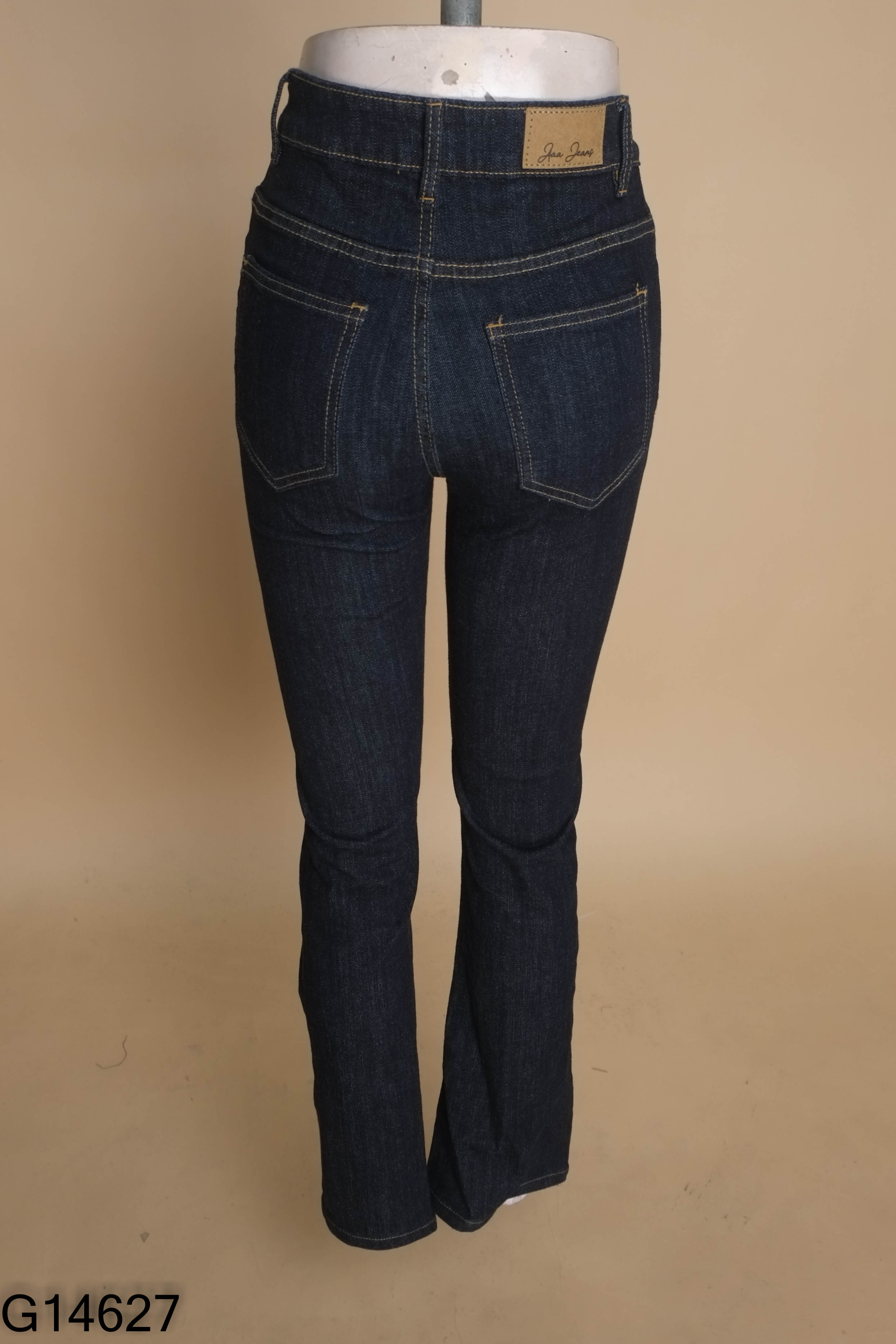 Quần jeans xanh ống loe