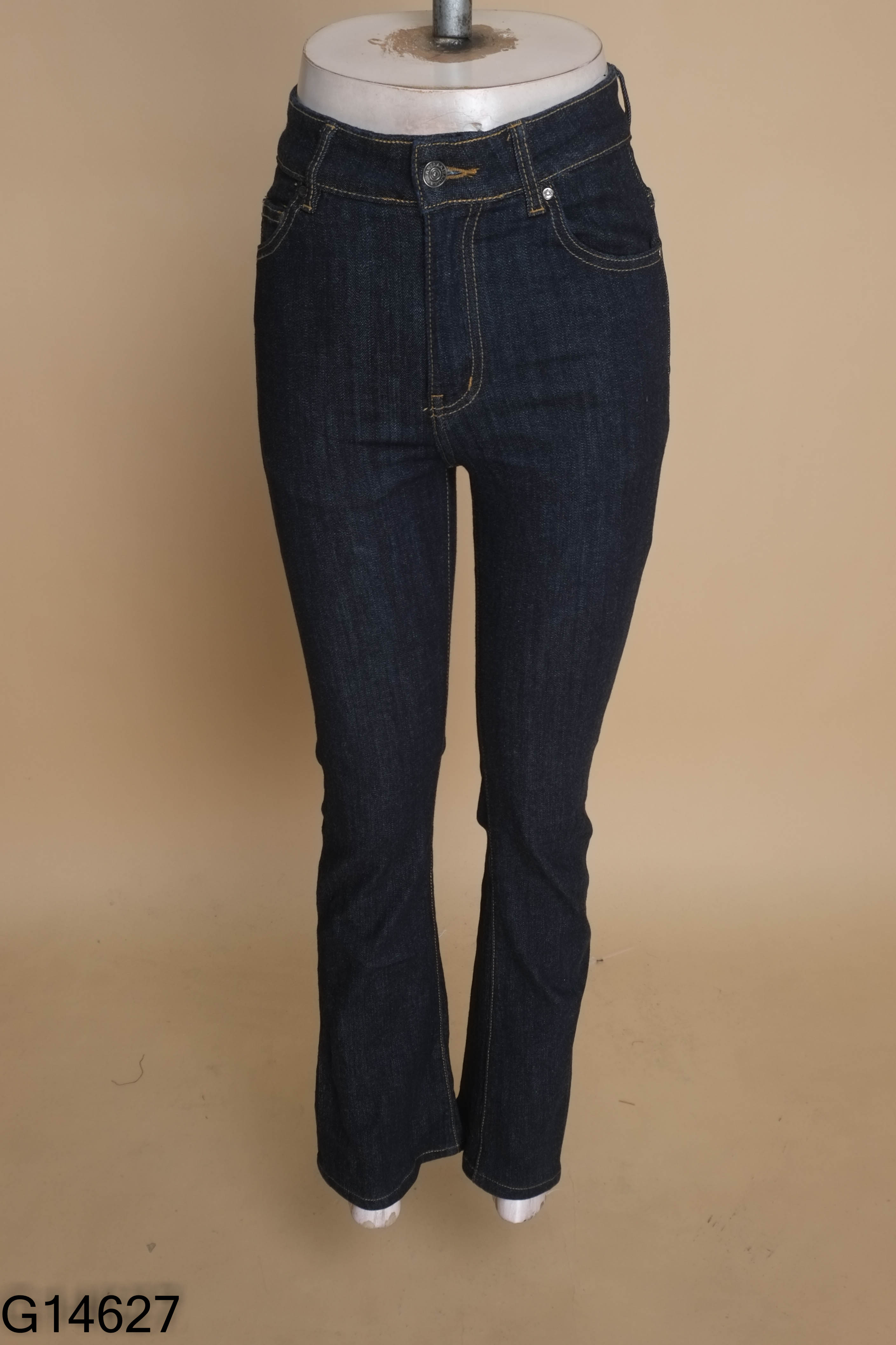 Quần jeans xanh ống loe