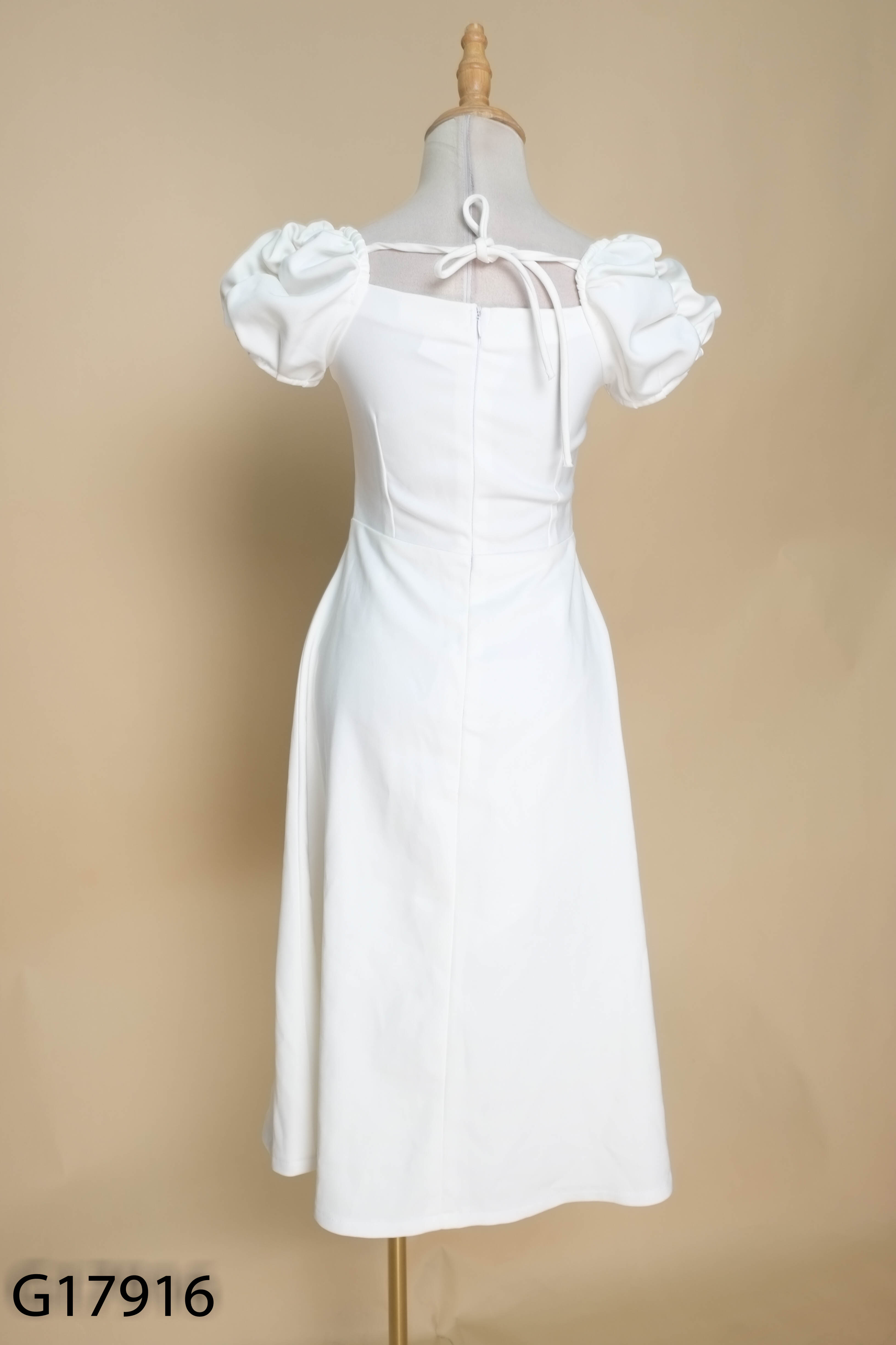 Váy trắng CHARM BY TEA trơn cổ vuông
