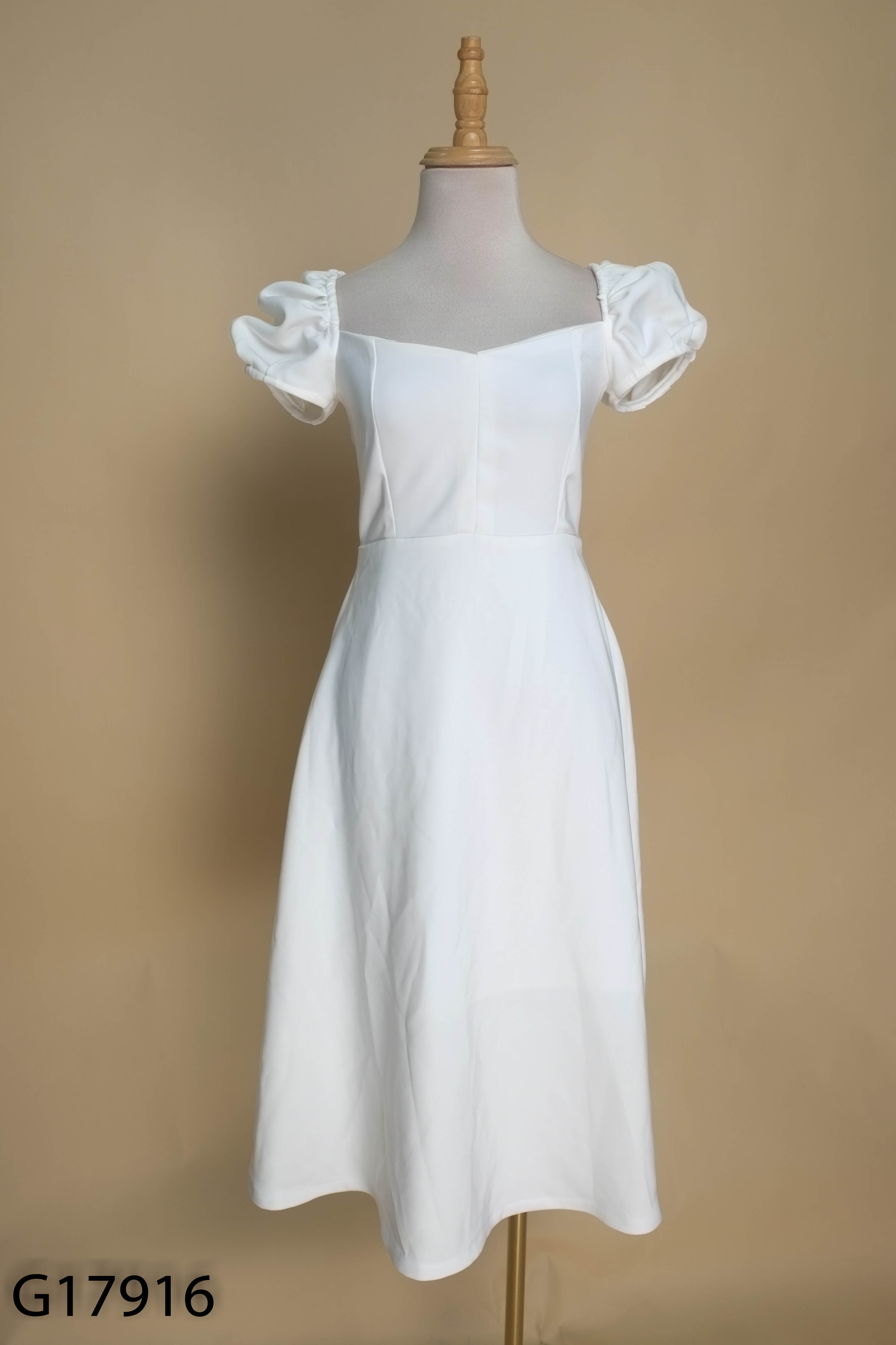 Váy trắng CHARM BY TEA trơn cổ vuông