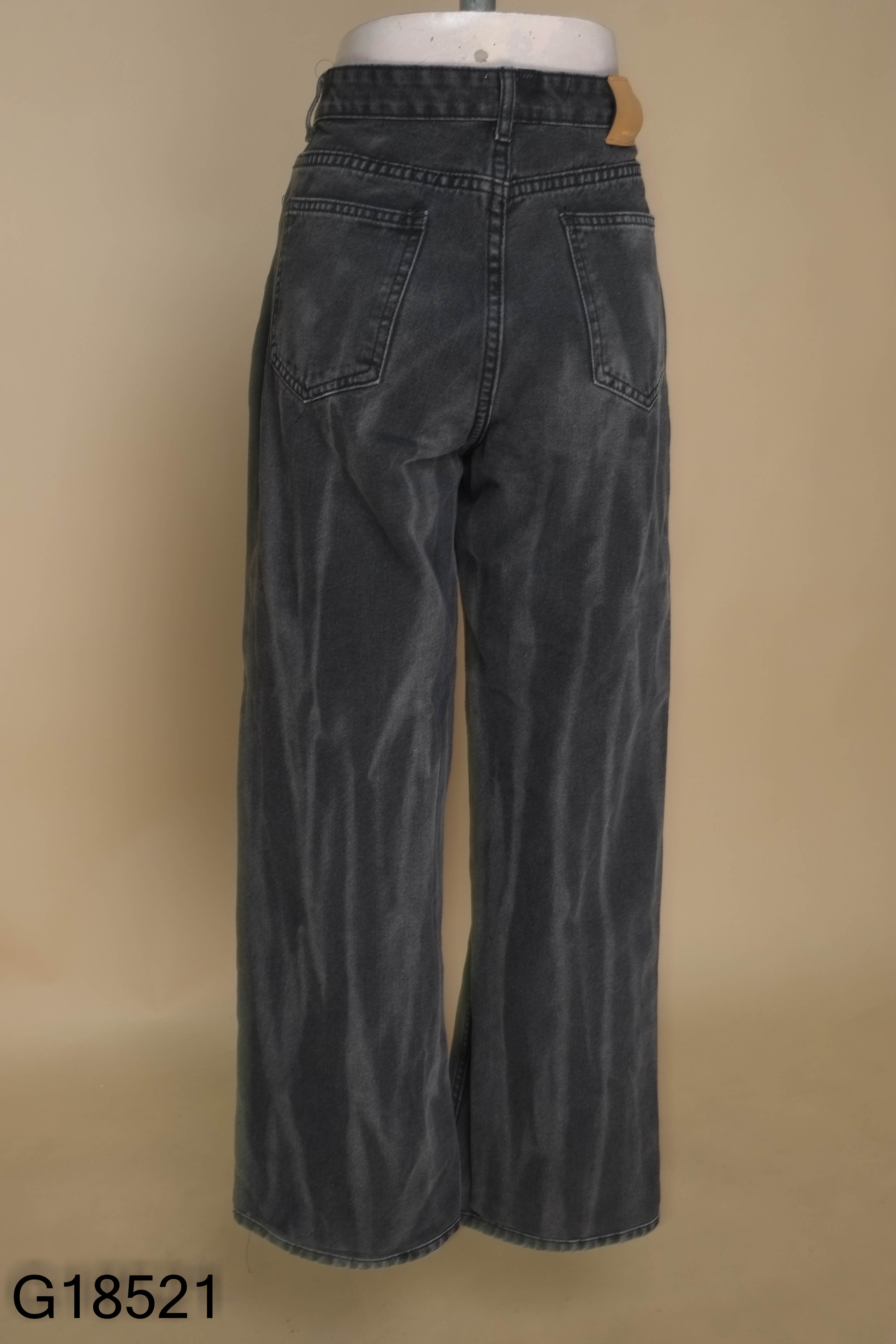 Quần jeans đen suông
