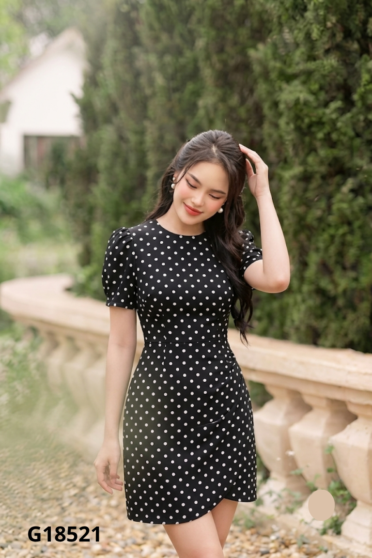 Váy đen chấm bi