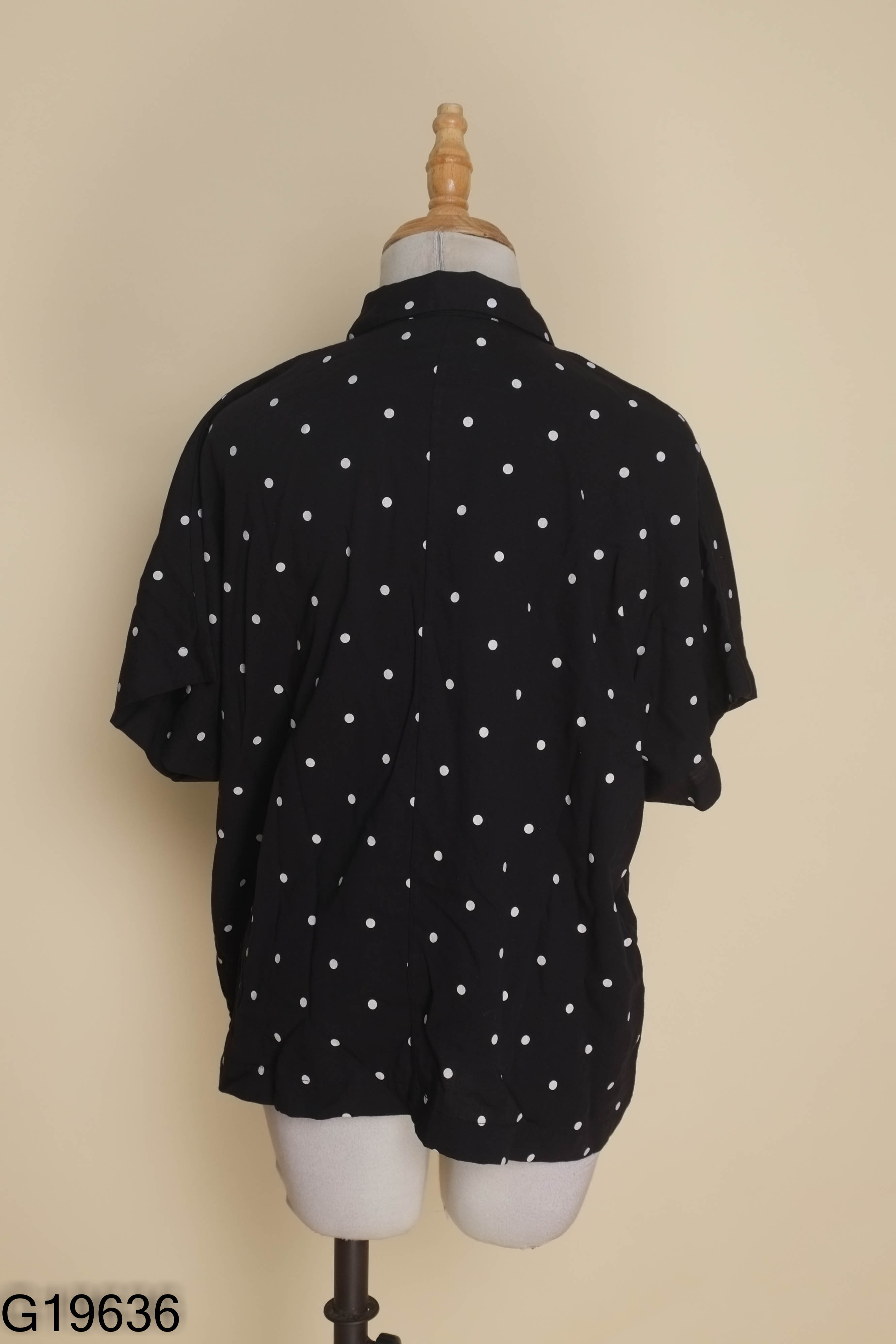 Áo sơ mi đen chấm bi UNIQLO