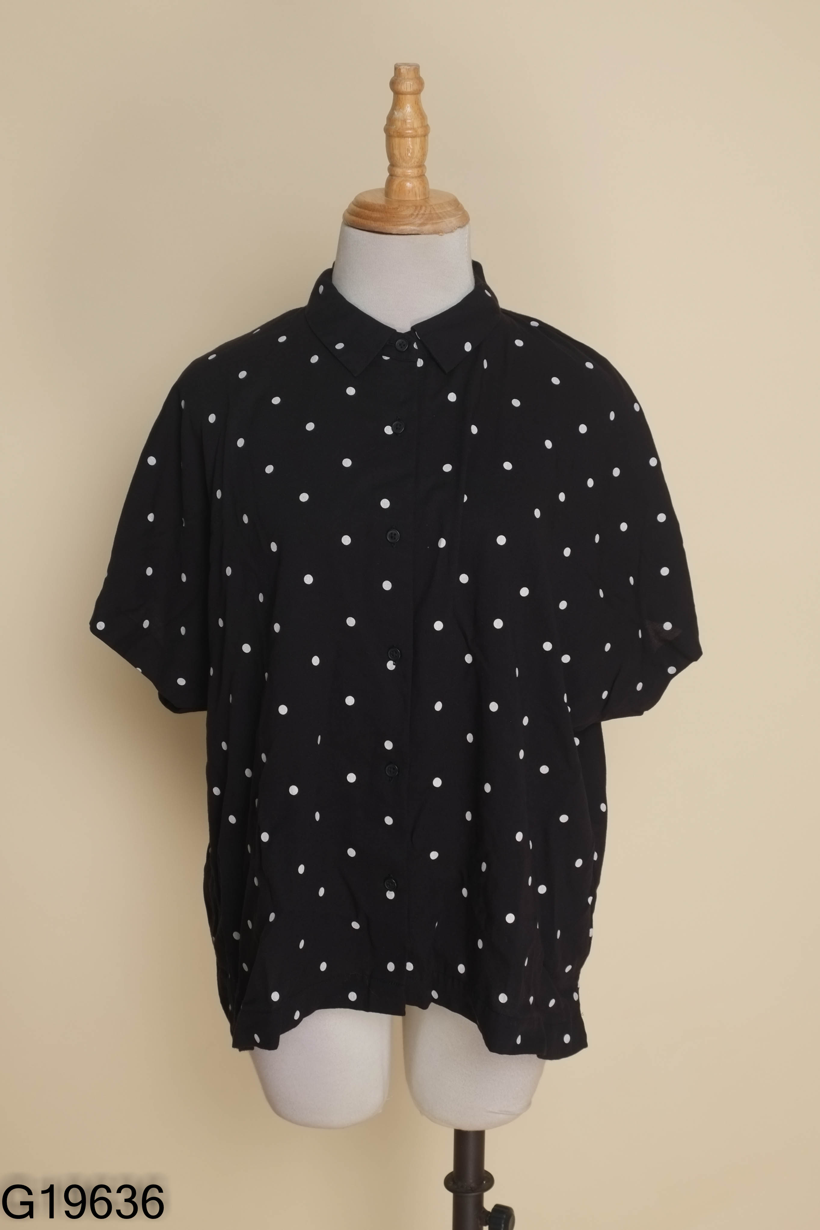 Áo sơ mi đen chấm bi UNIQLO