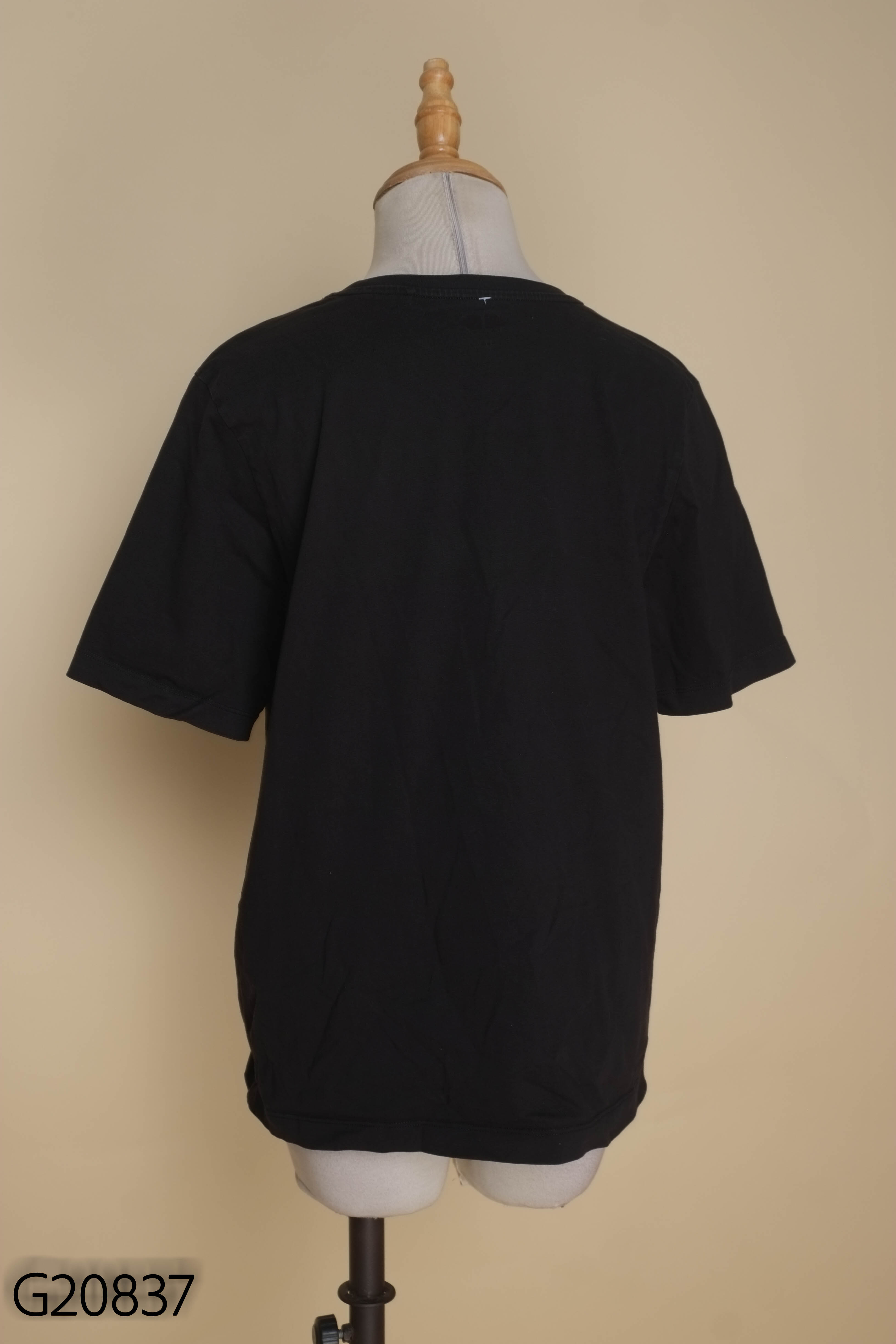Áo thun đen UNIQLO trơn