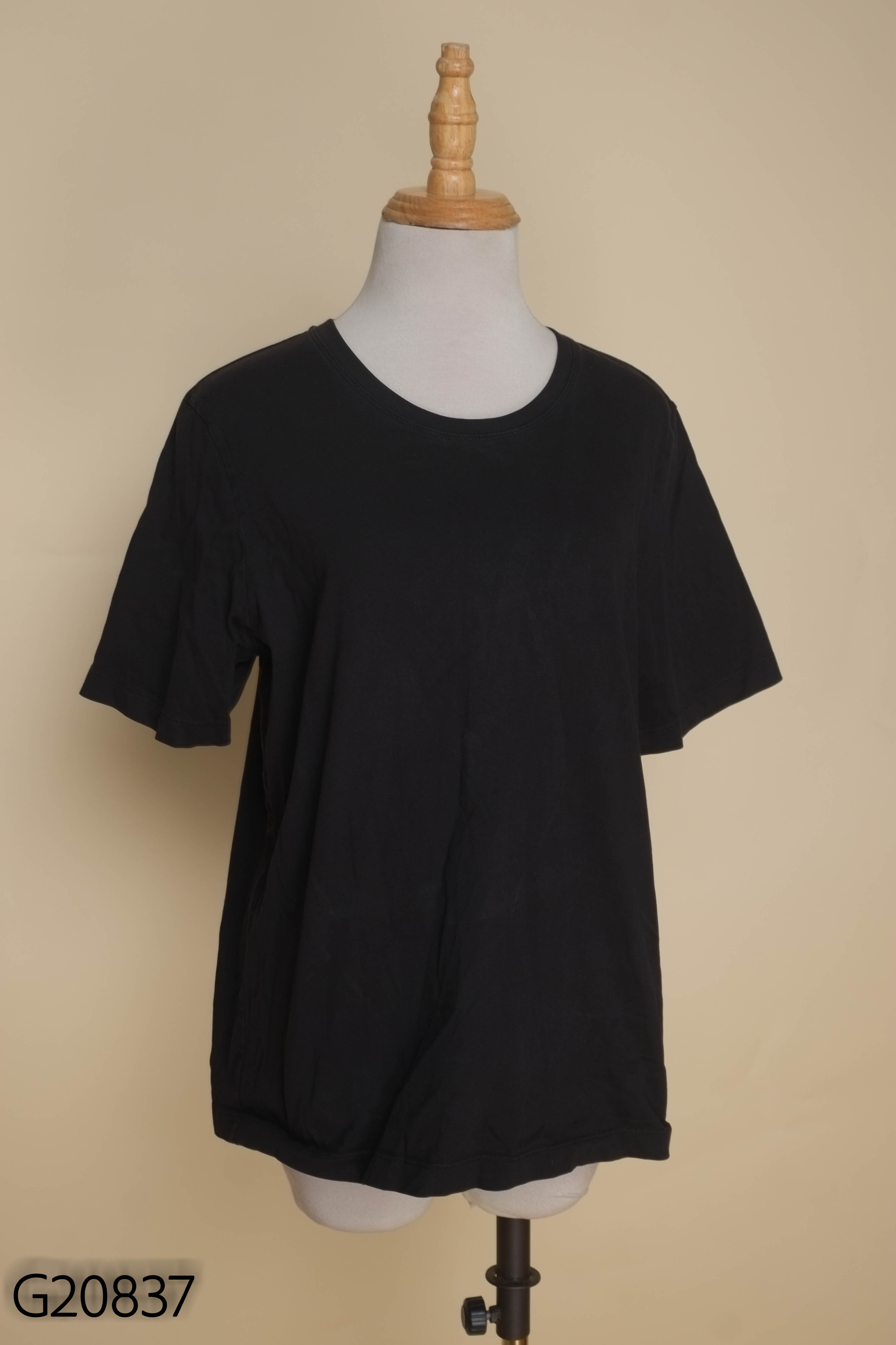 Áo thun đen UNIQLO trơn