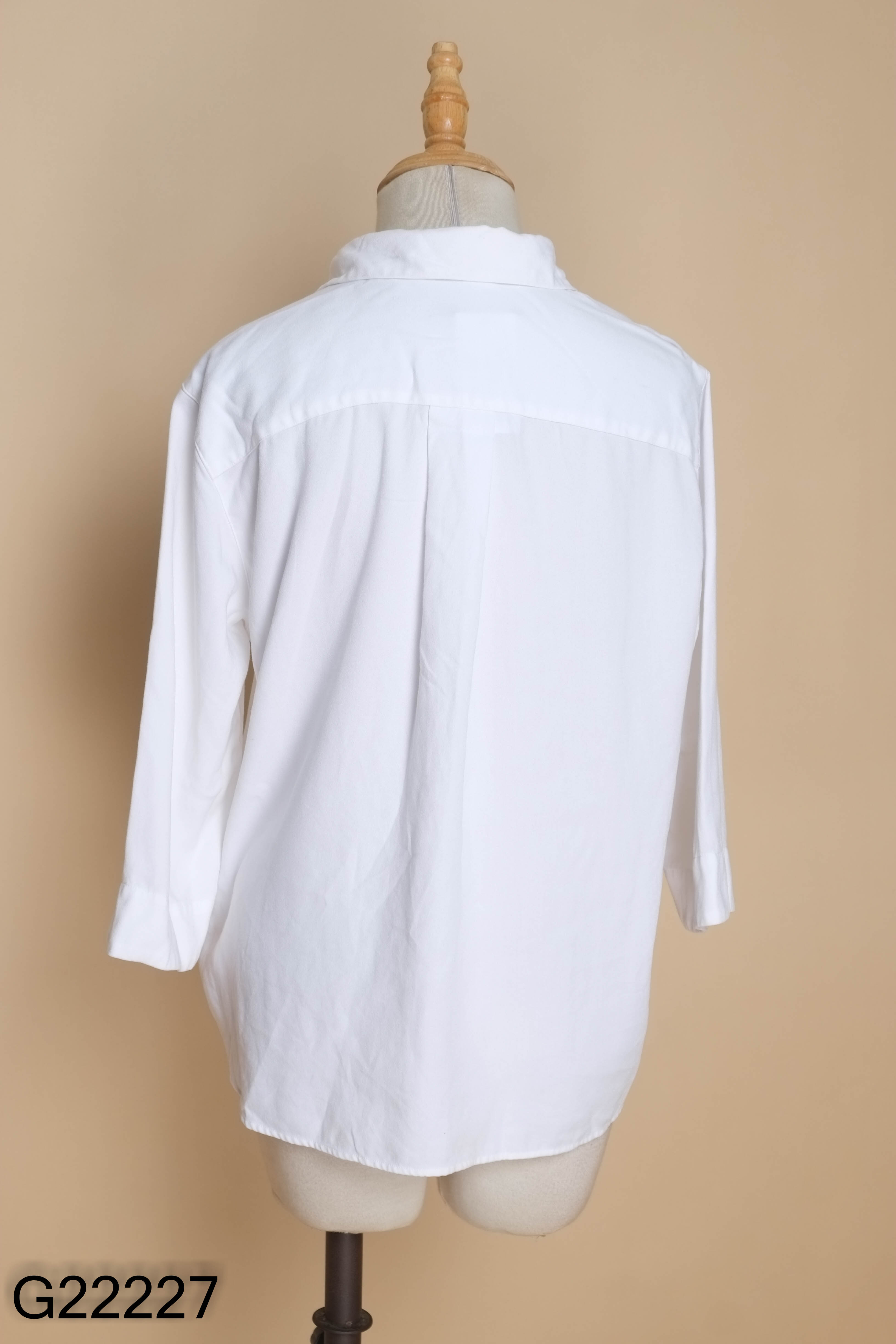 Áo UNIQLO trắng cổ sơ mi