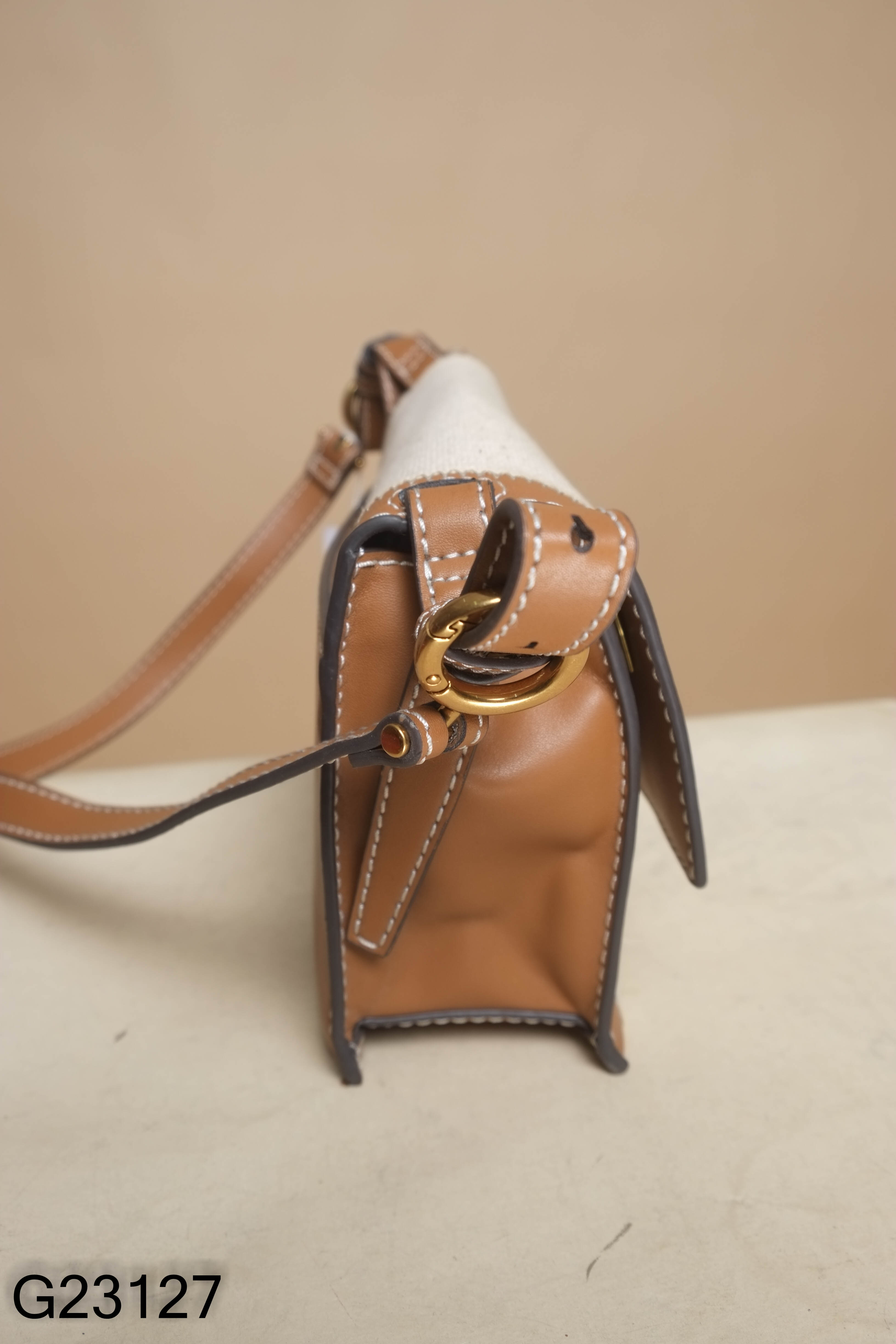 Túi CHARLES & KEITH cói be viền nâu