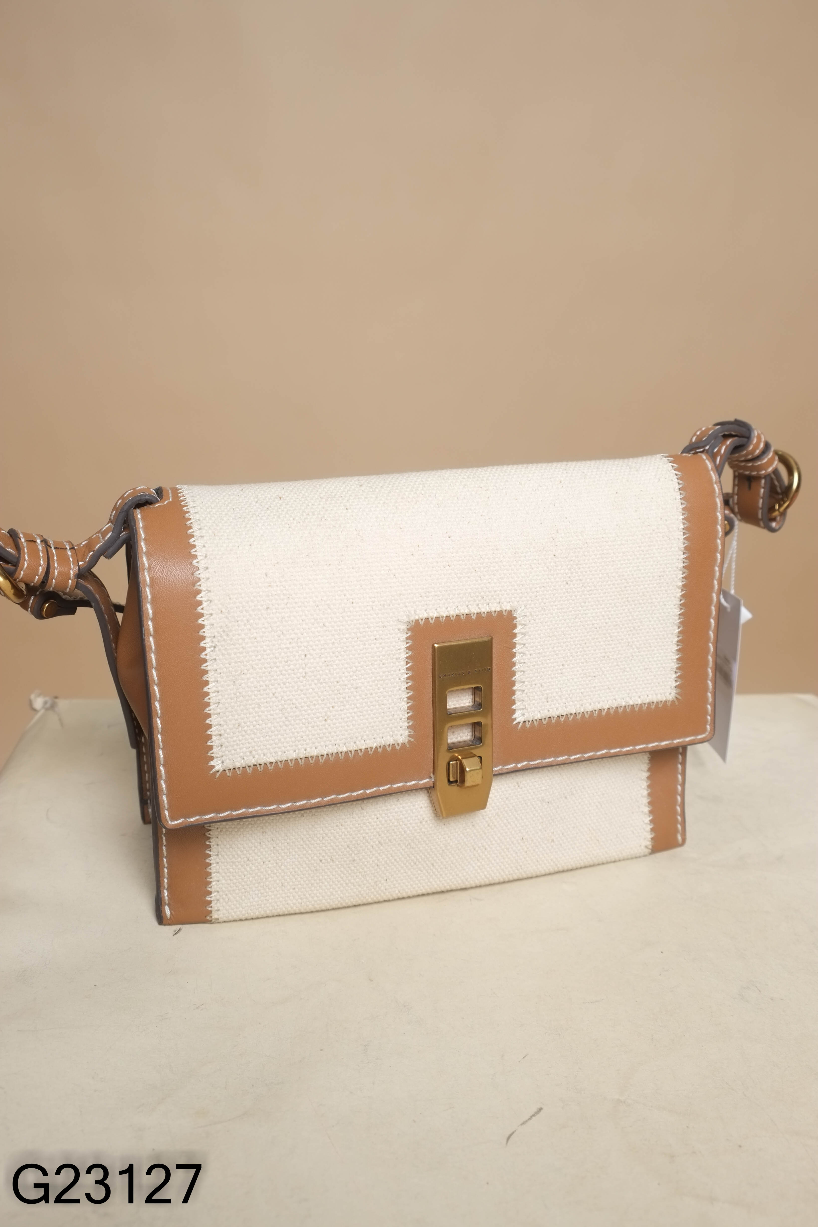 Túi CHARLES & KEITH cói be viền nâu