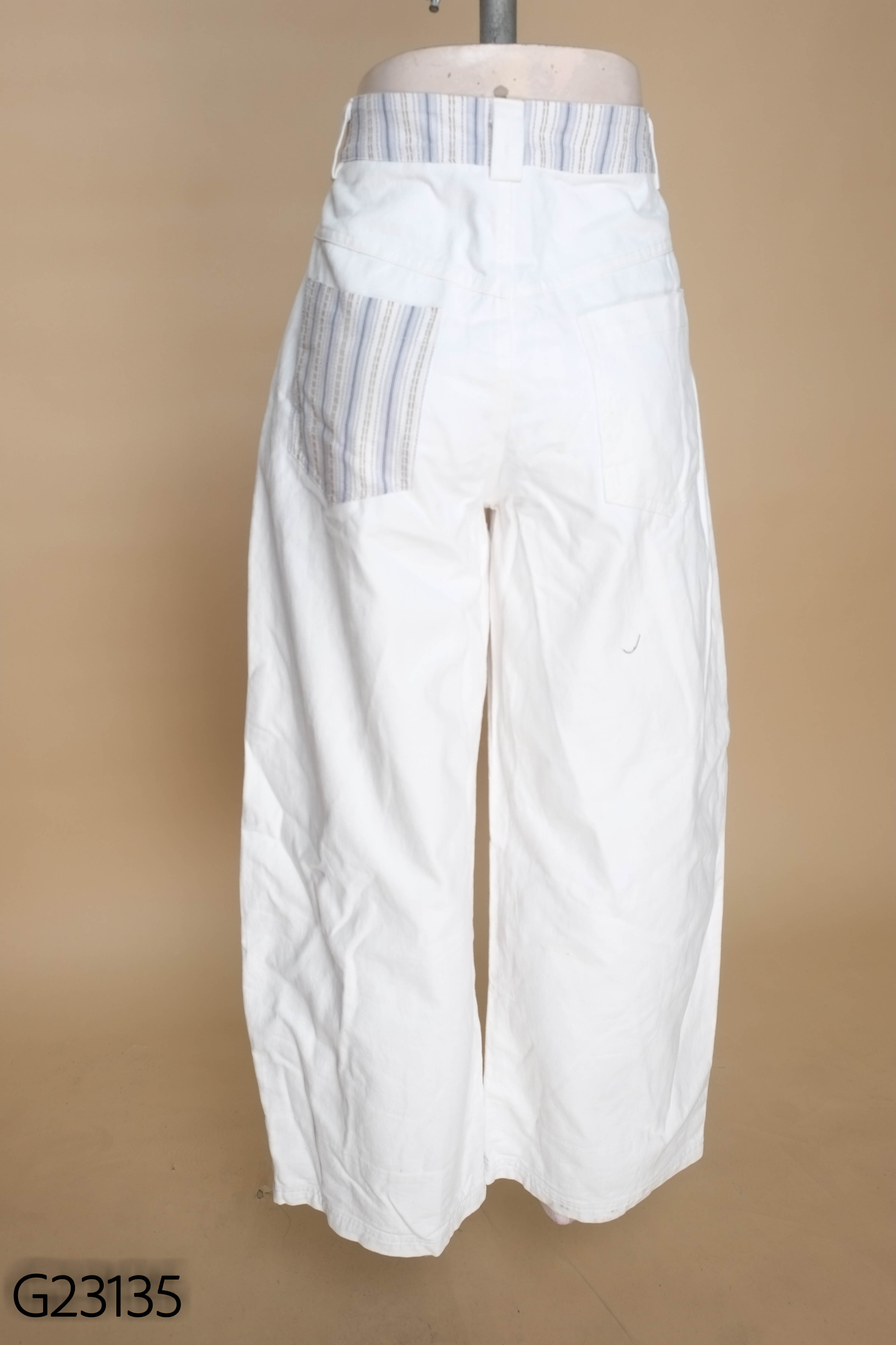 Quần jeans trắng phối xanh kẻ ống rộng