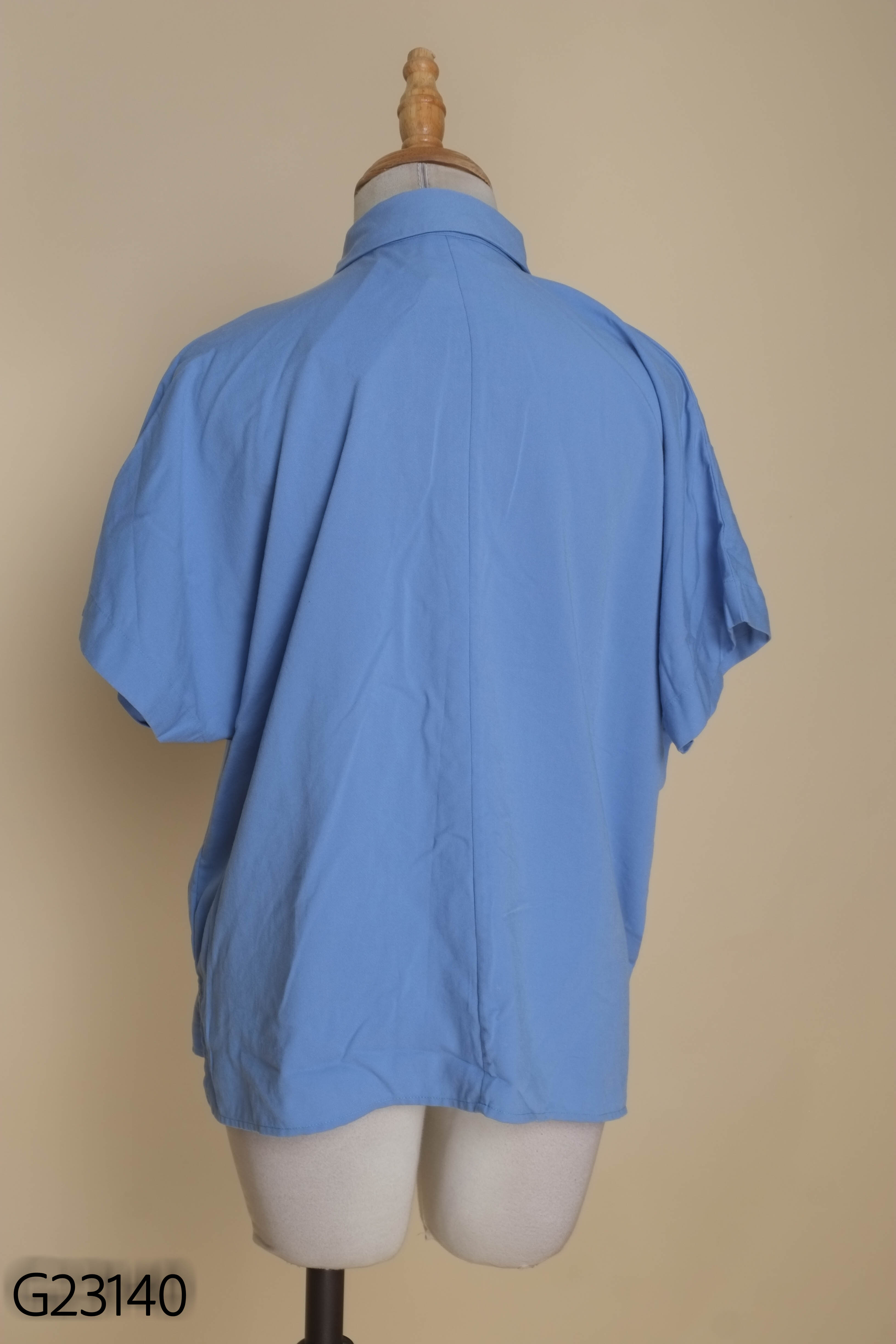 Áo sơ mi xanh UNIQLO trơn