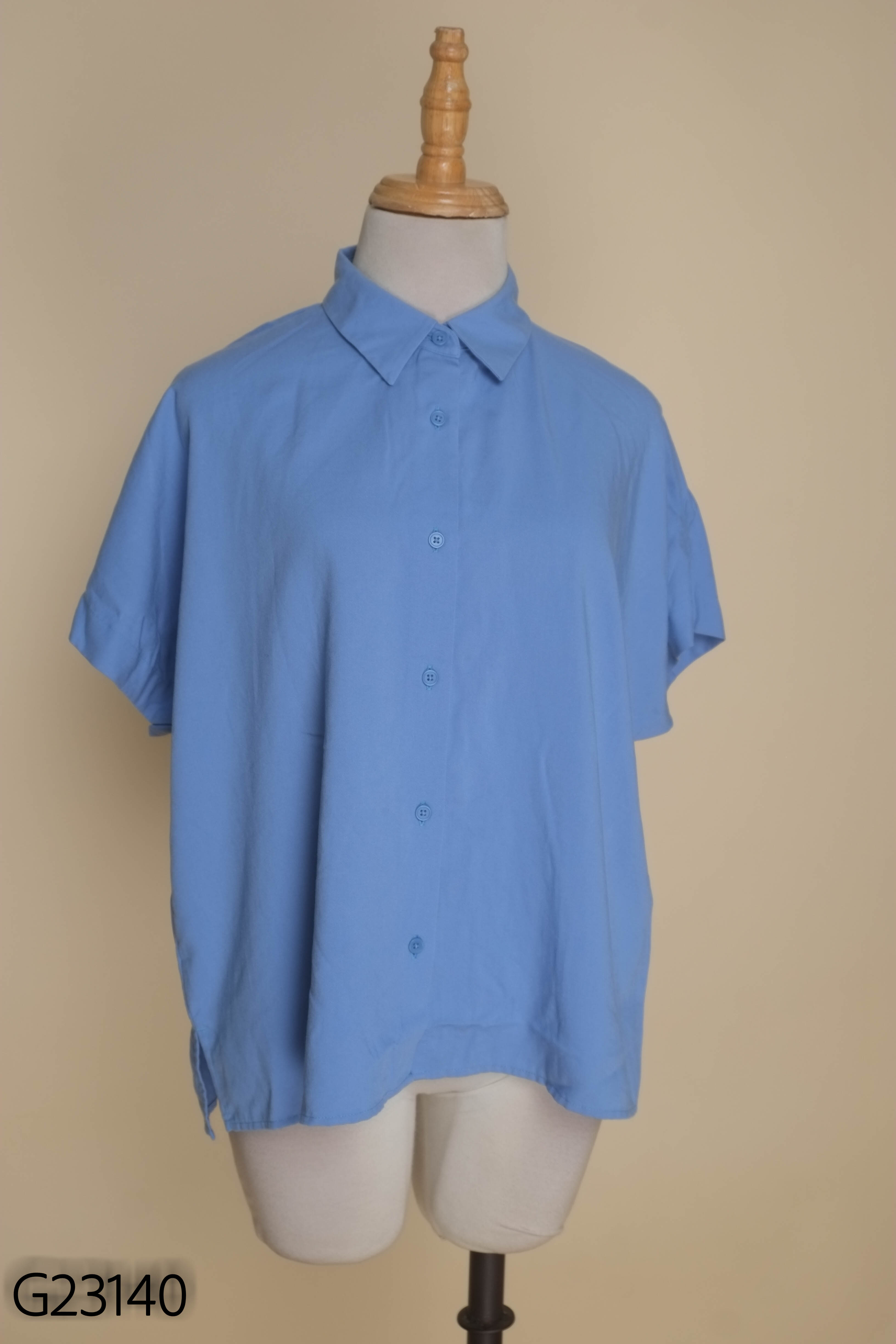 Áo sơ mi xanh UNIQLO trơn