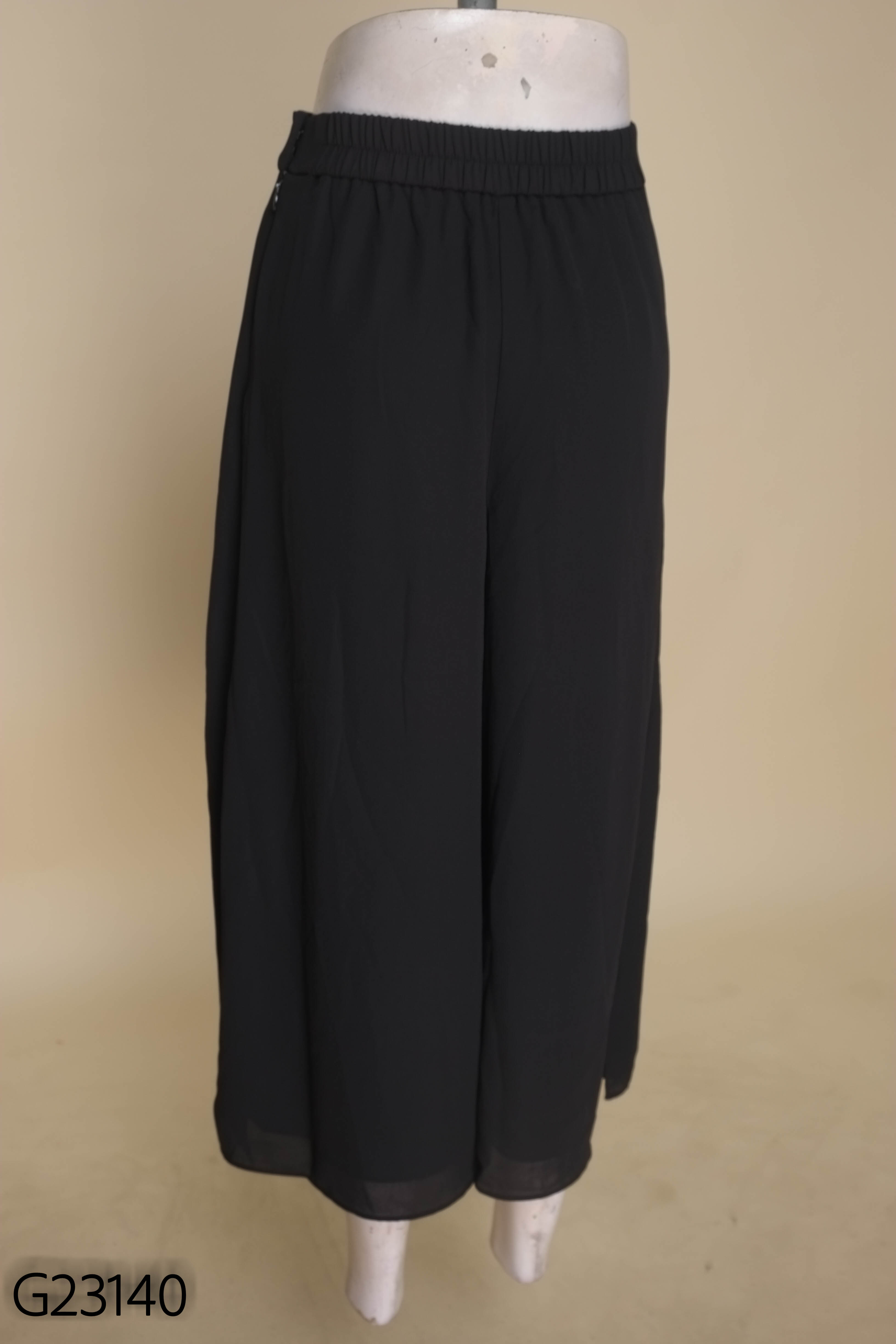 Quần đen UNIQLO lửng
