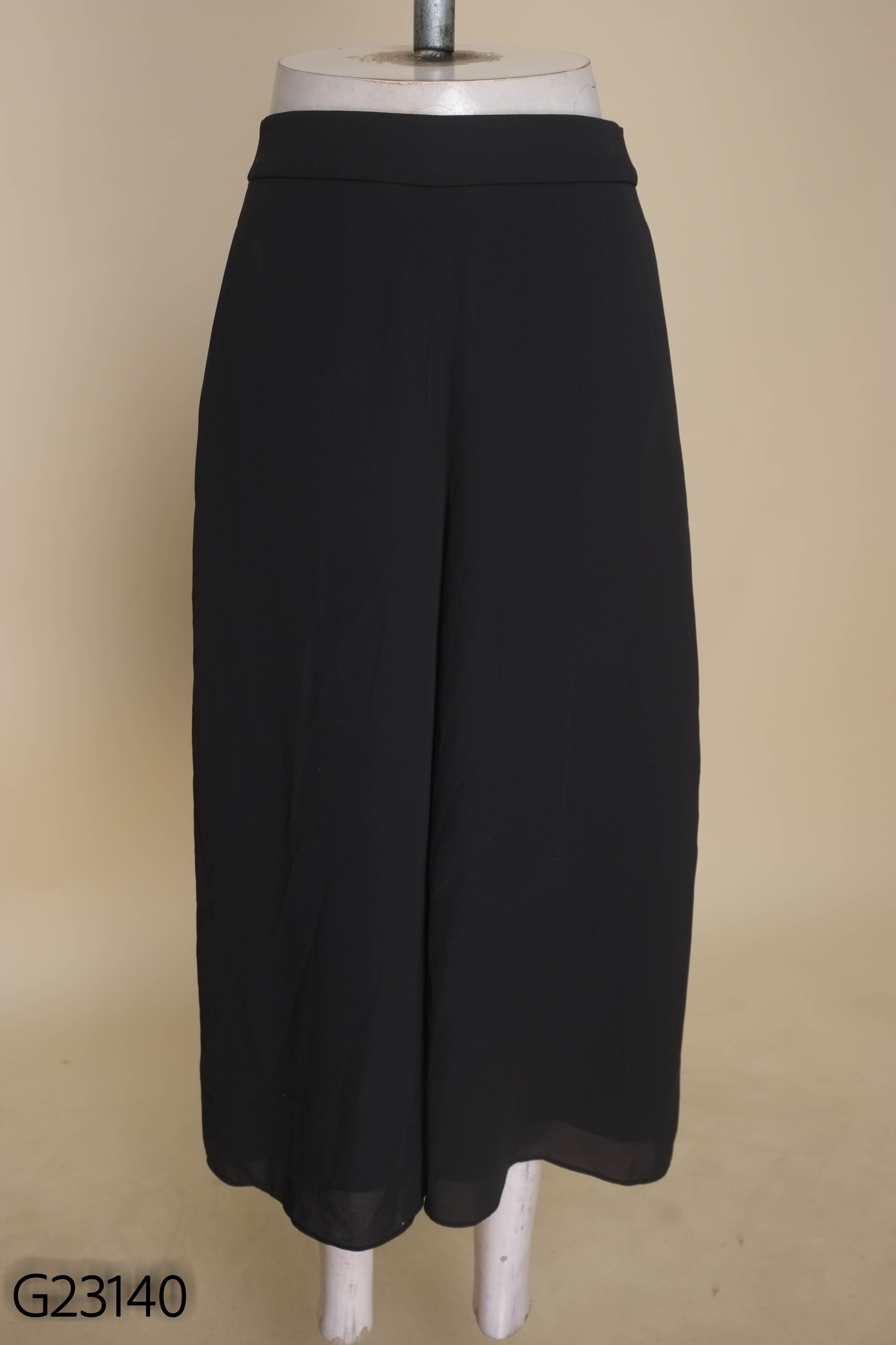 Quần đen UNIQLO lửng