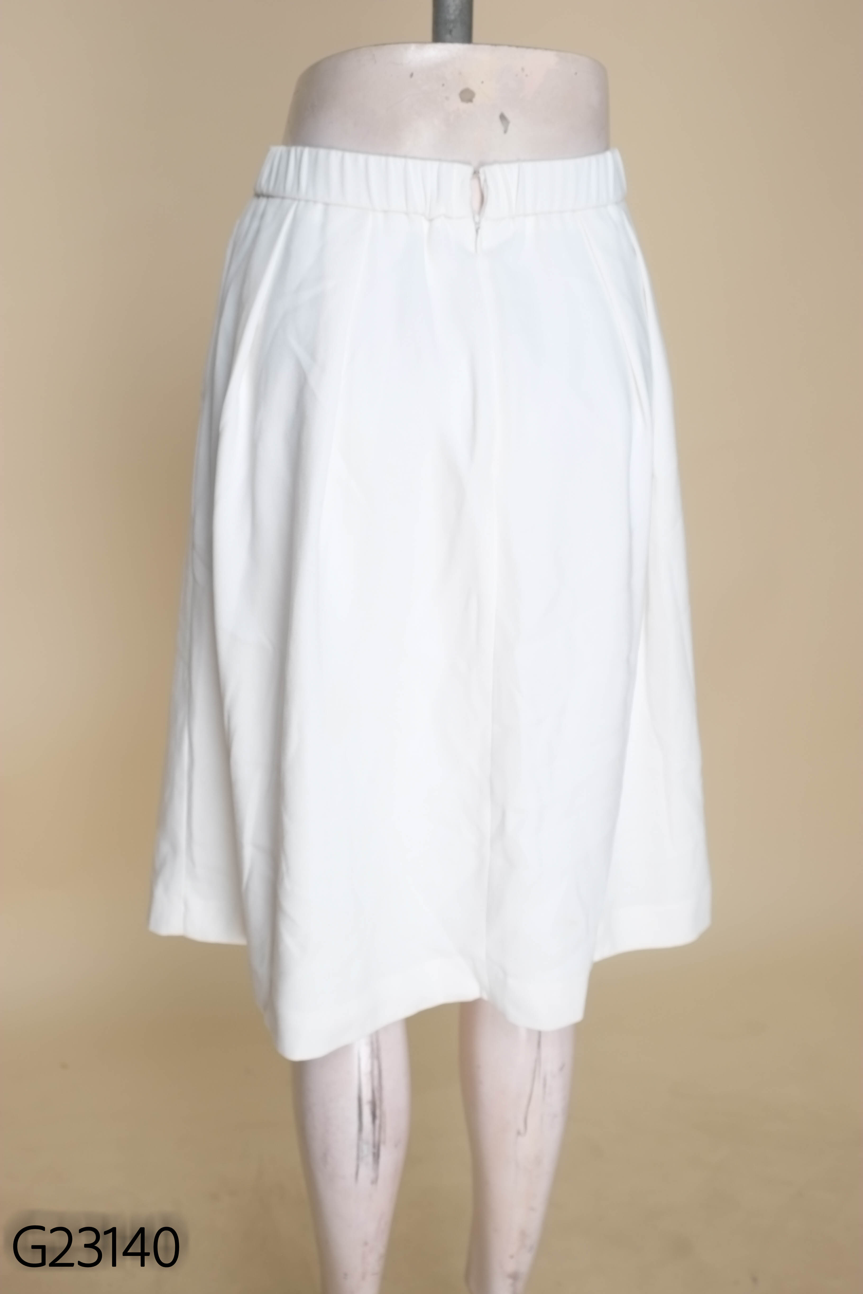 Chân váy trắng UNIQLO