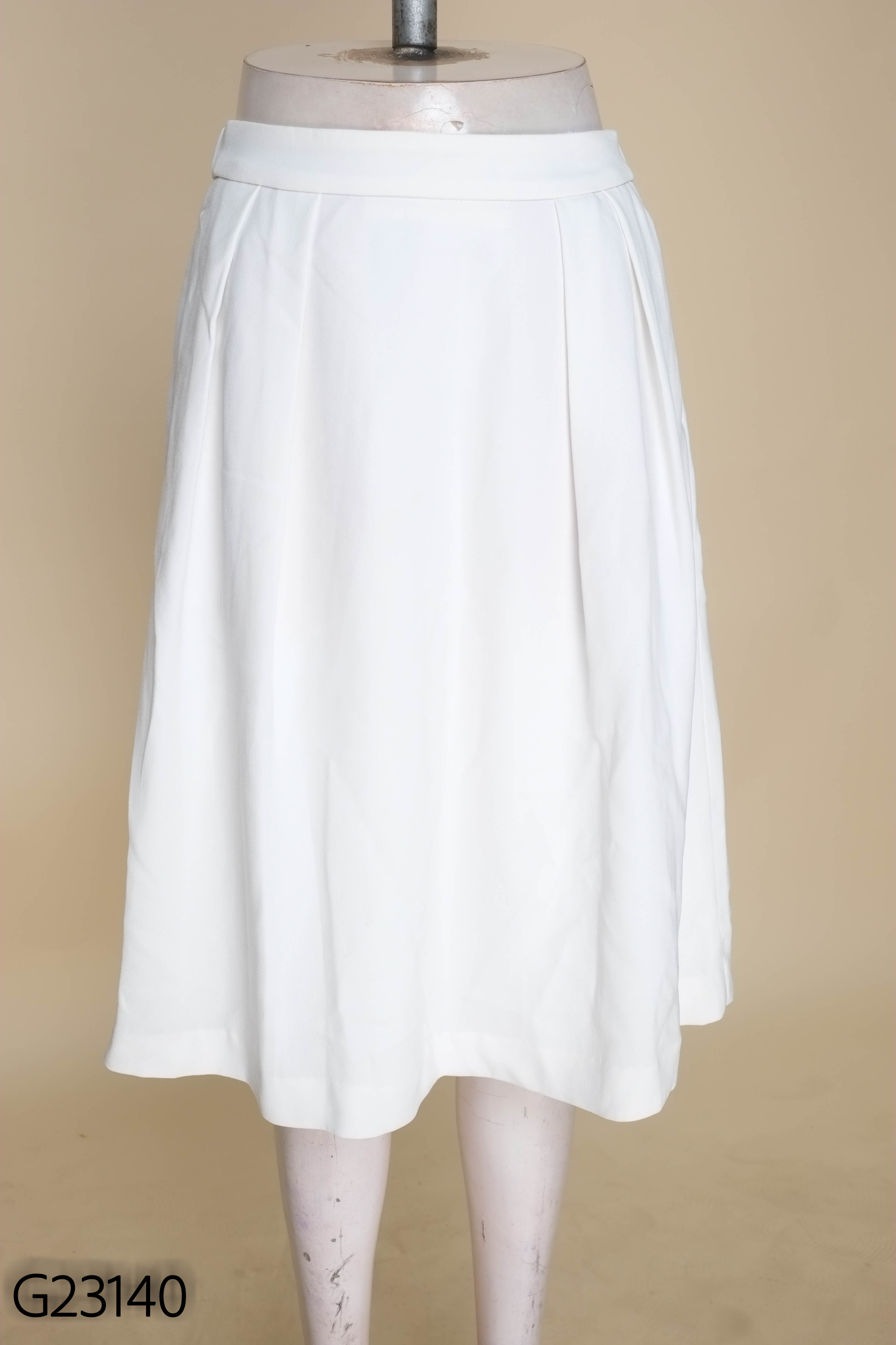 Chân váy trắng UNIQLO