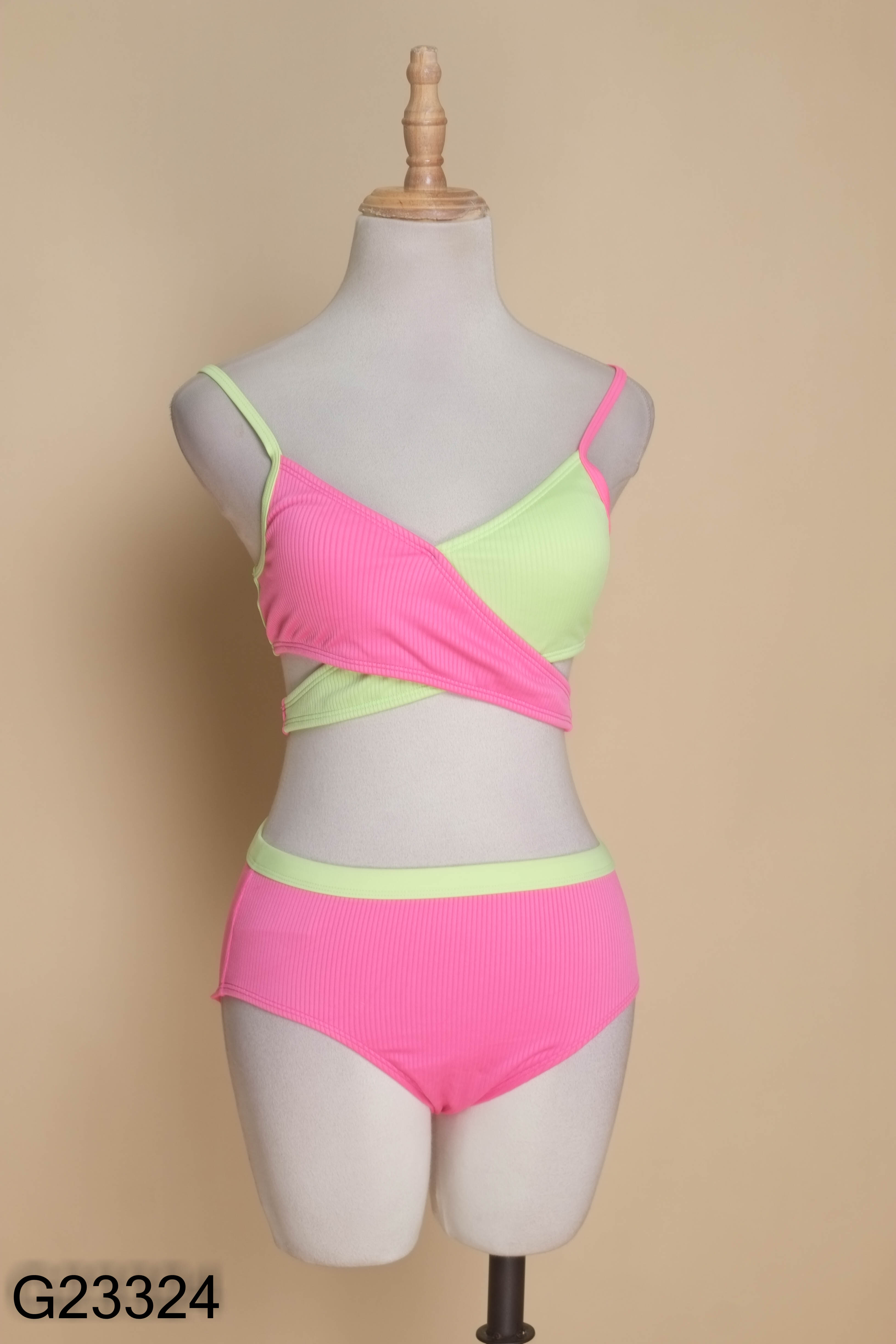 Set bikini hồng phối xanh