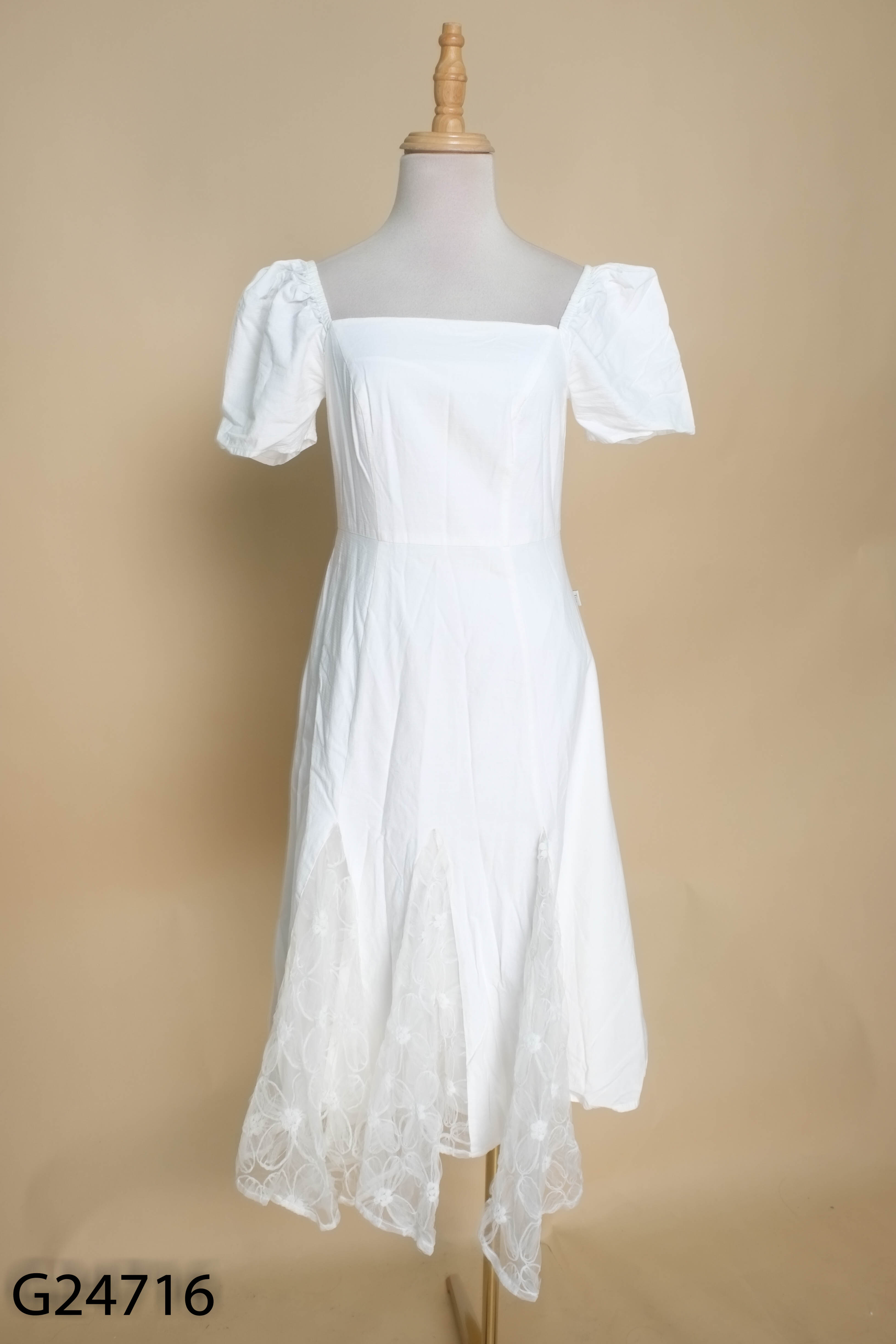 Váy TIIN trắng cổ vuông