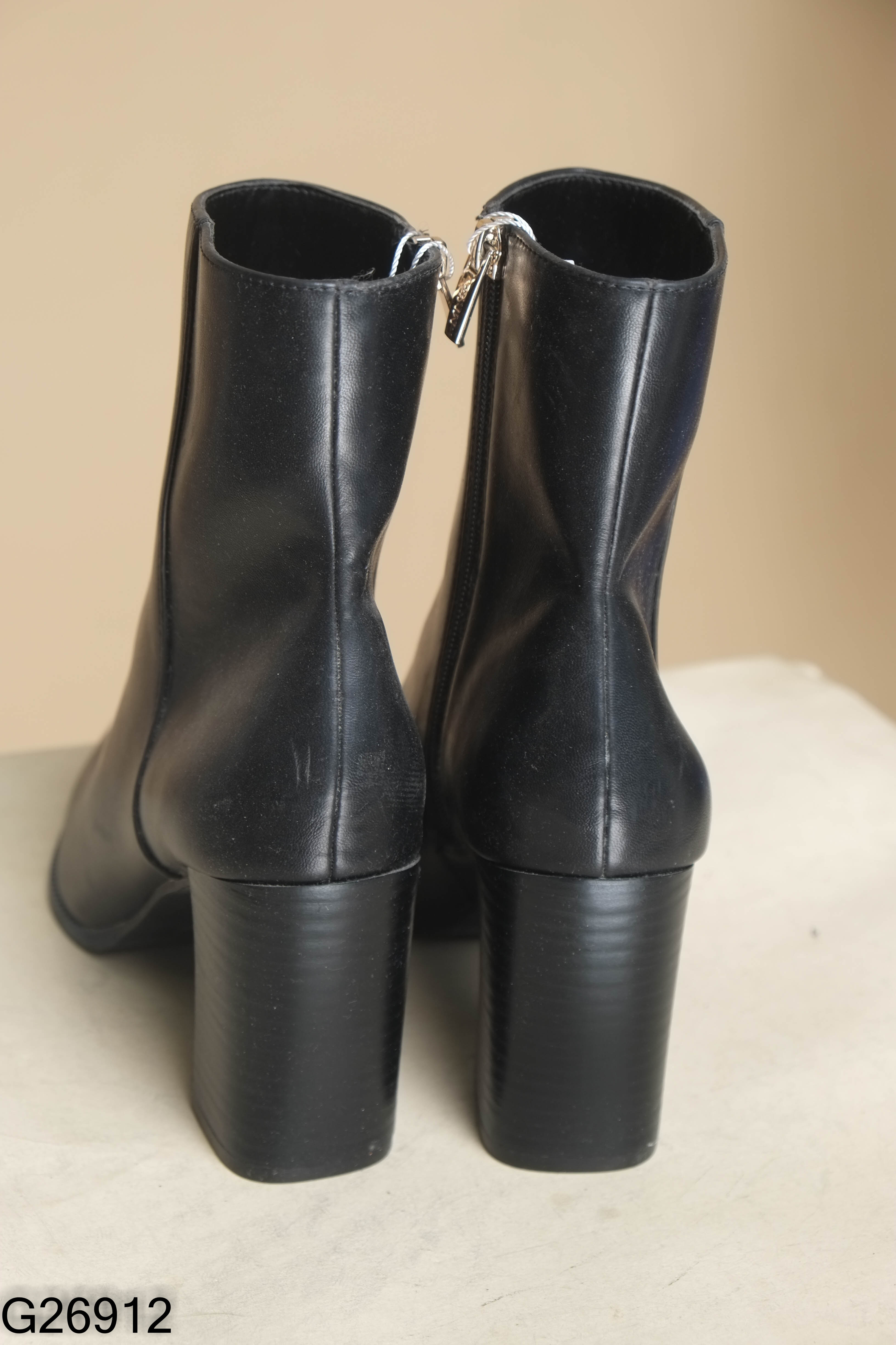 Boots da đen MANGO mũi nhọn