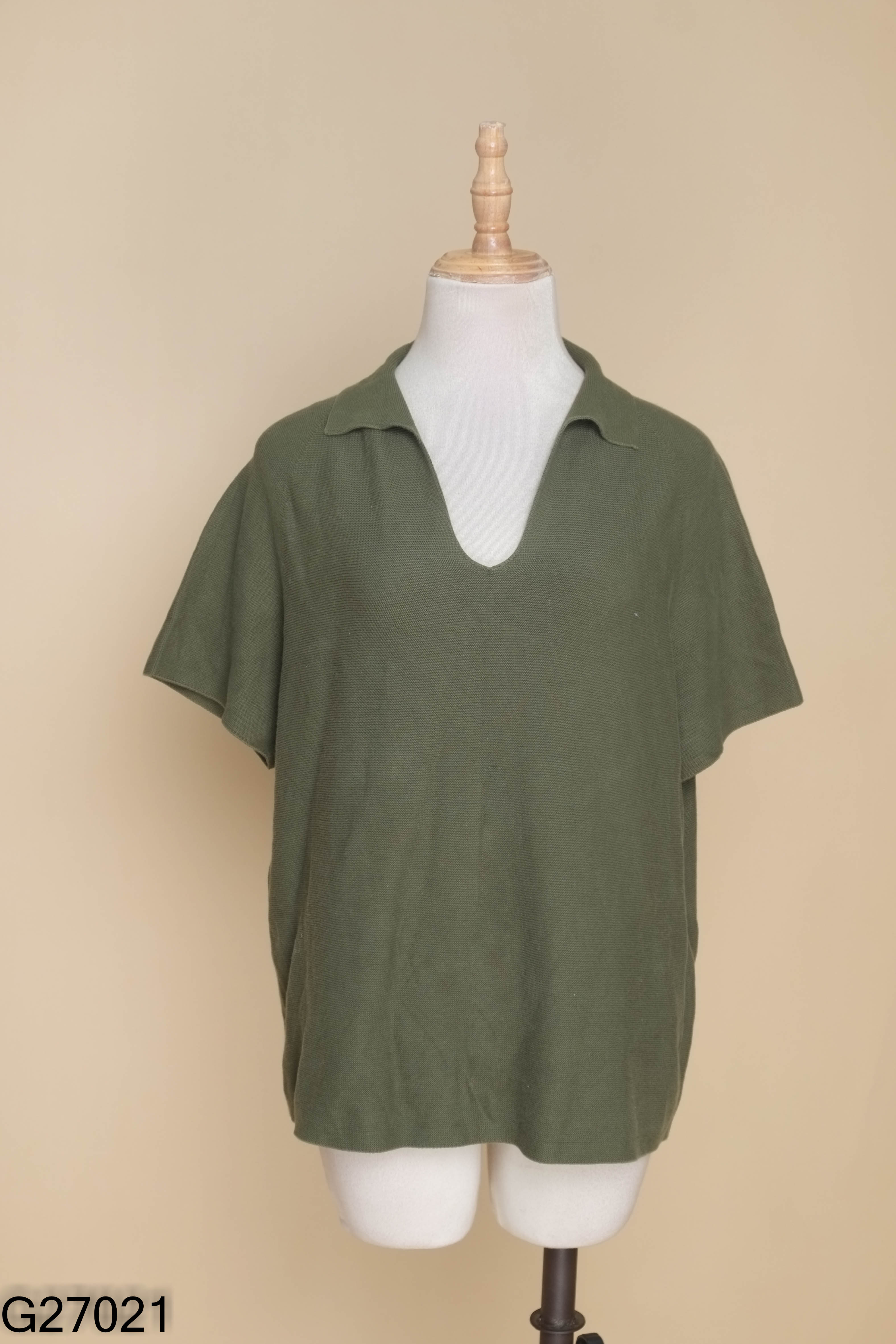 Áo len mongtoghi UNIQLO rêu cổ bẻ
