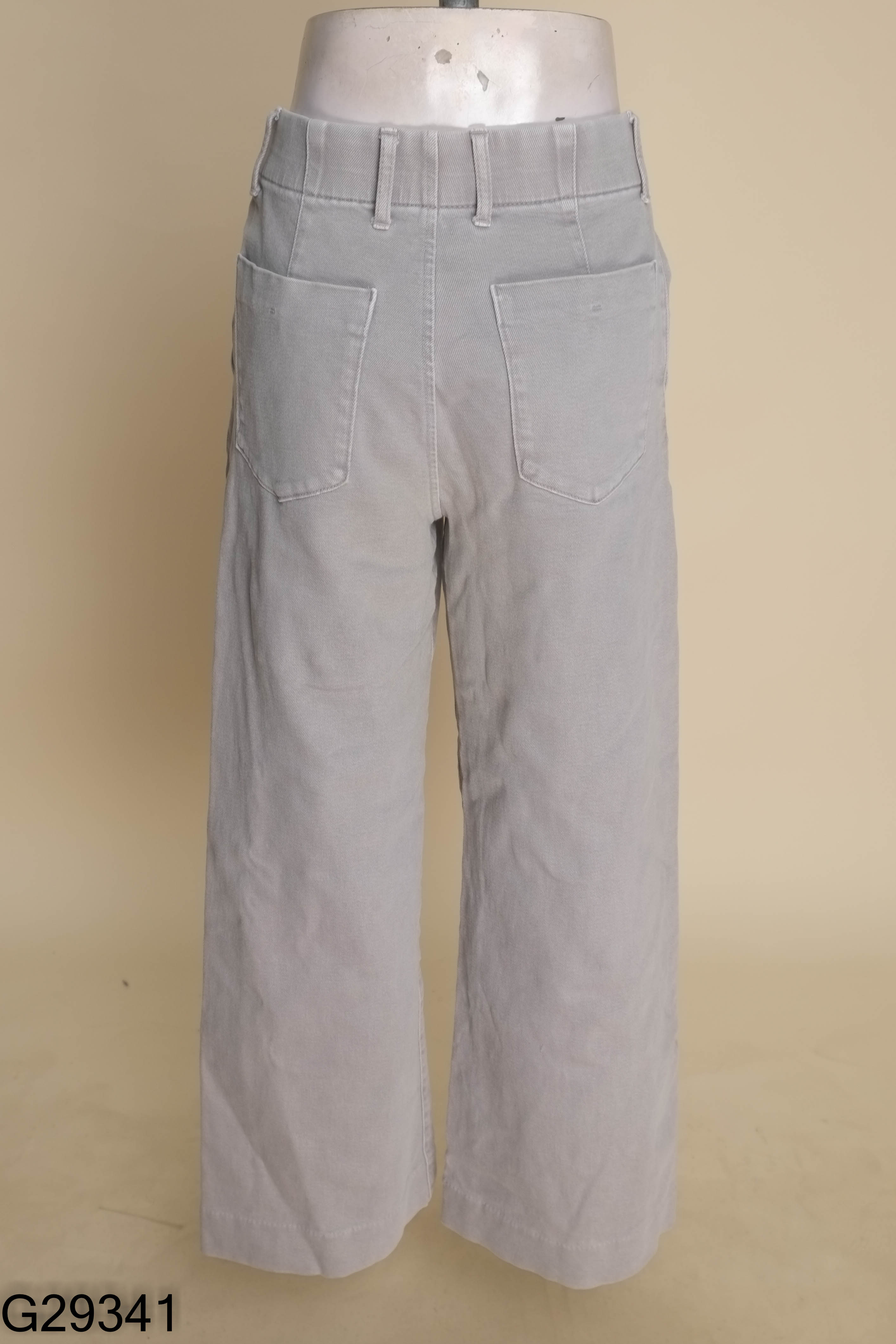 Quần jeans ghi UNIQLO suông