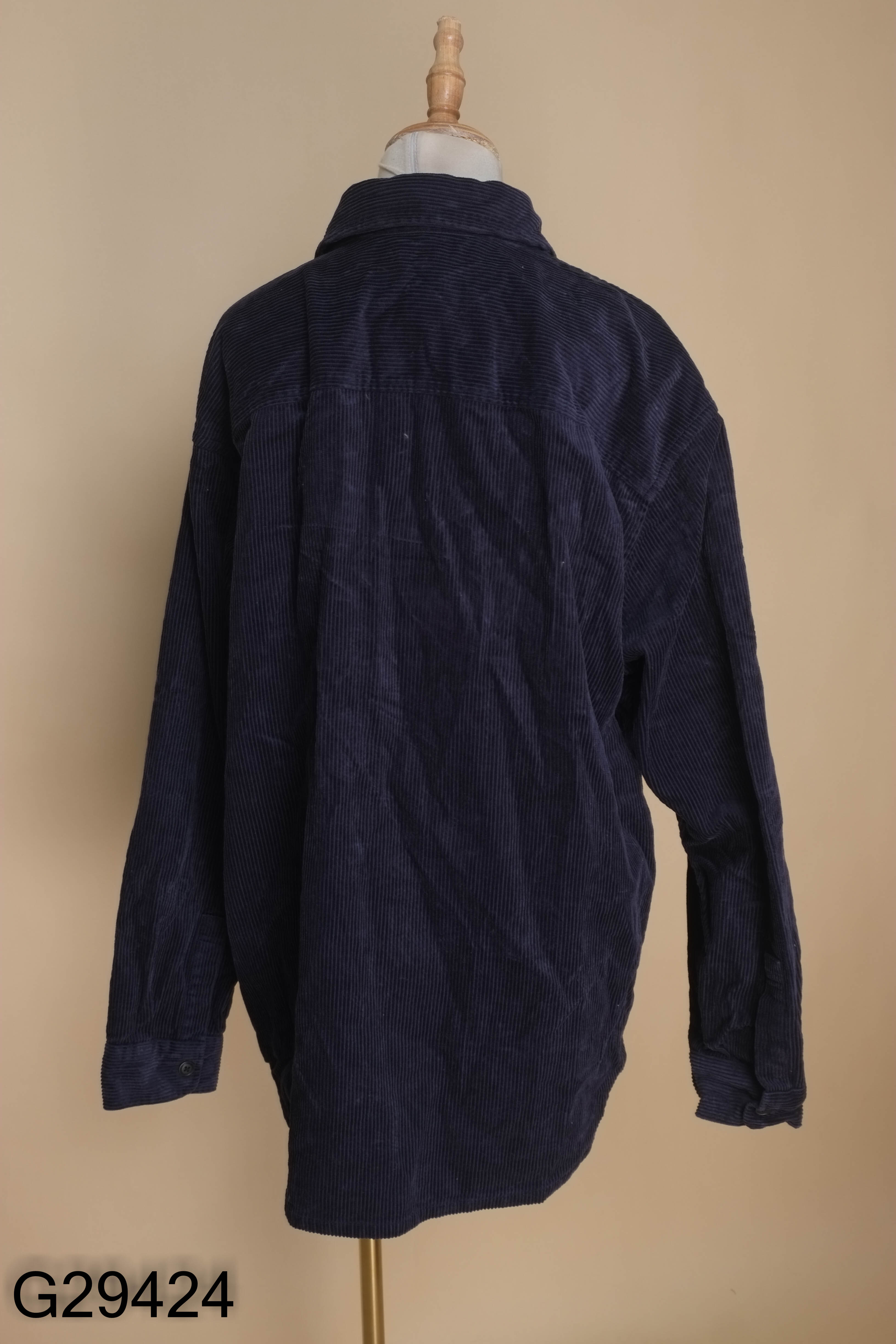 Áo xanh than UNIQLO nhung tăm